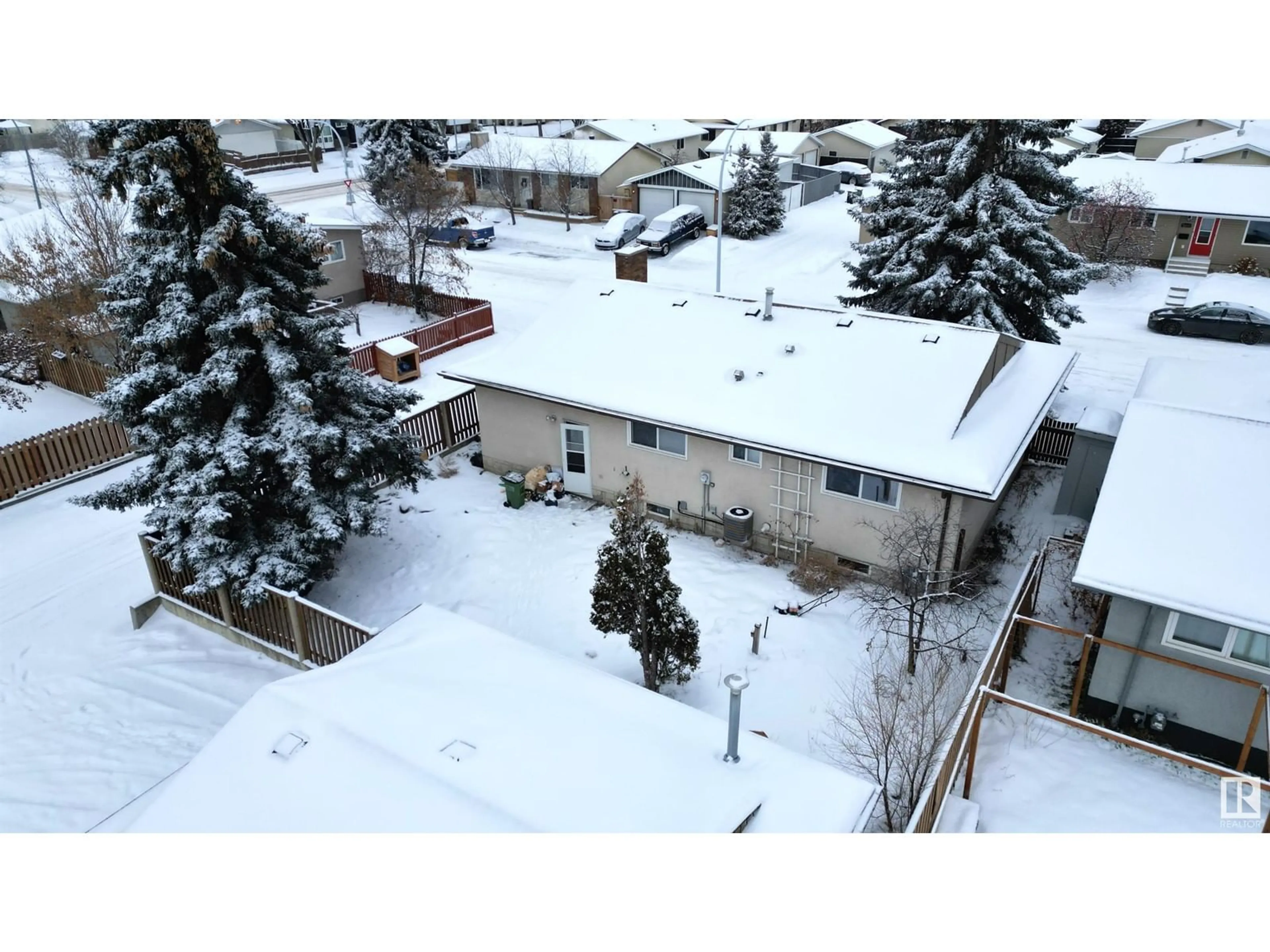 A pic from outside/outdoor area/front of a property/back of a property/a pic from drone, unknown for 14511 117 ST NW, Edmonton Alberta T5X1J9