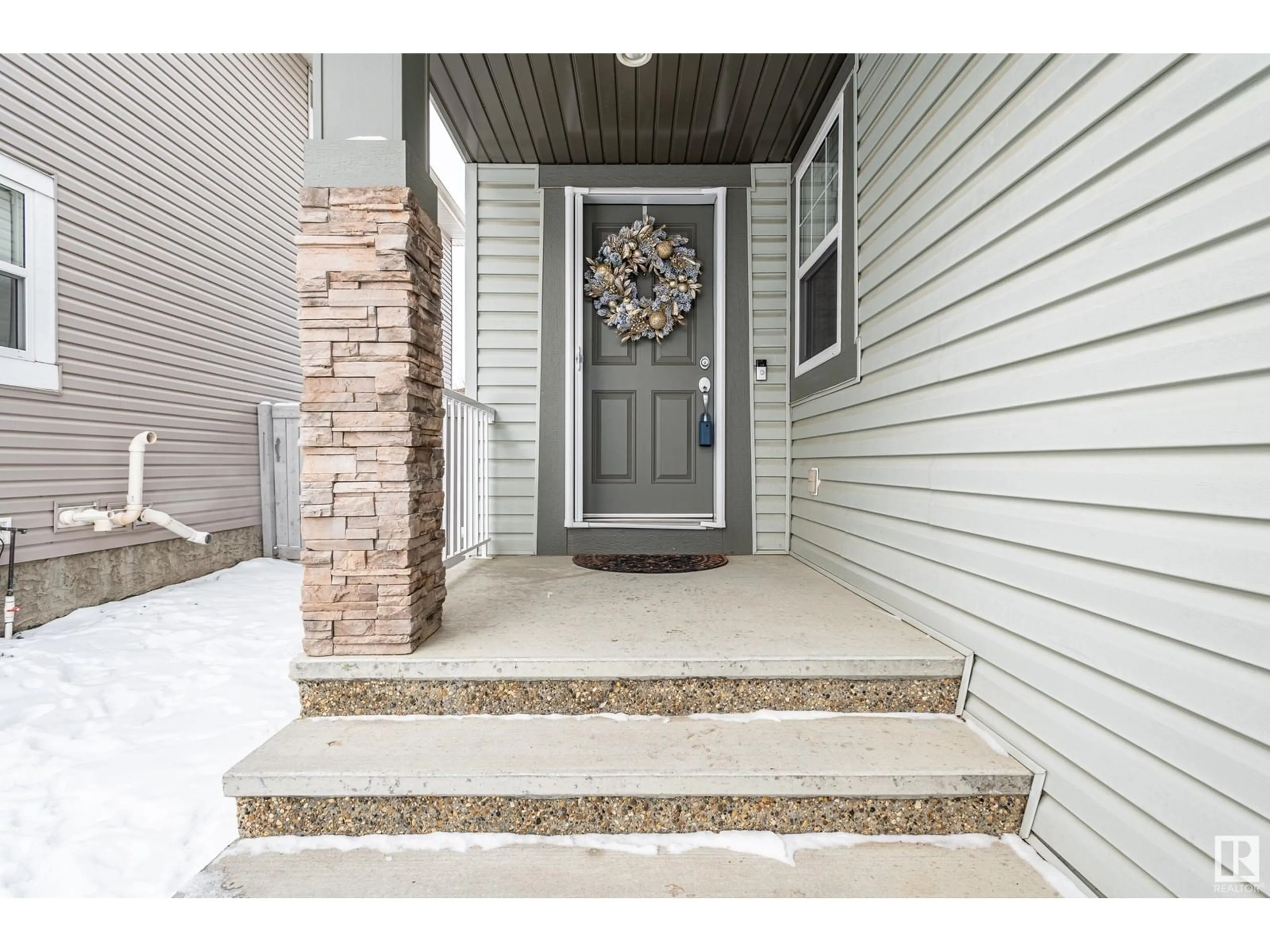 Indoor entryway for 3620 14 ST NW NW, Edmonton Alberta T6T0J2