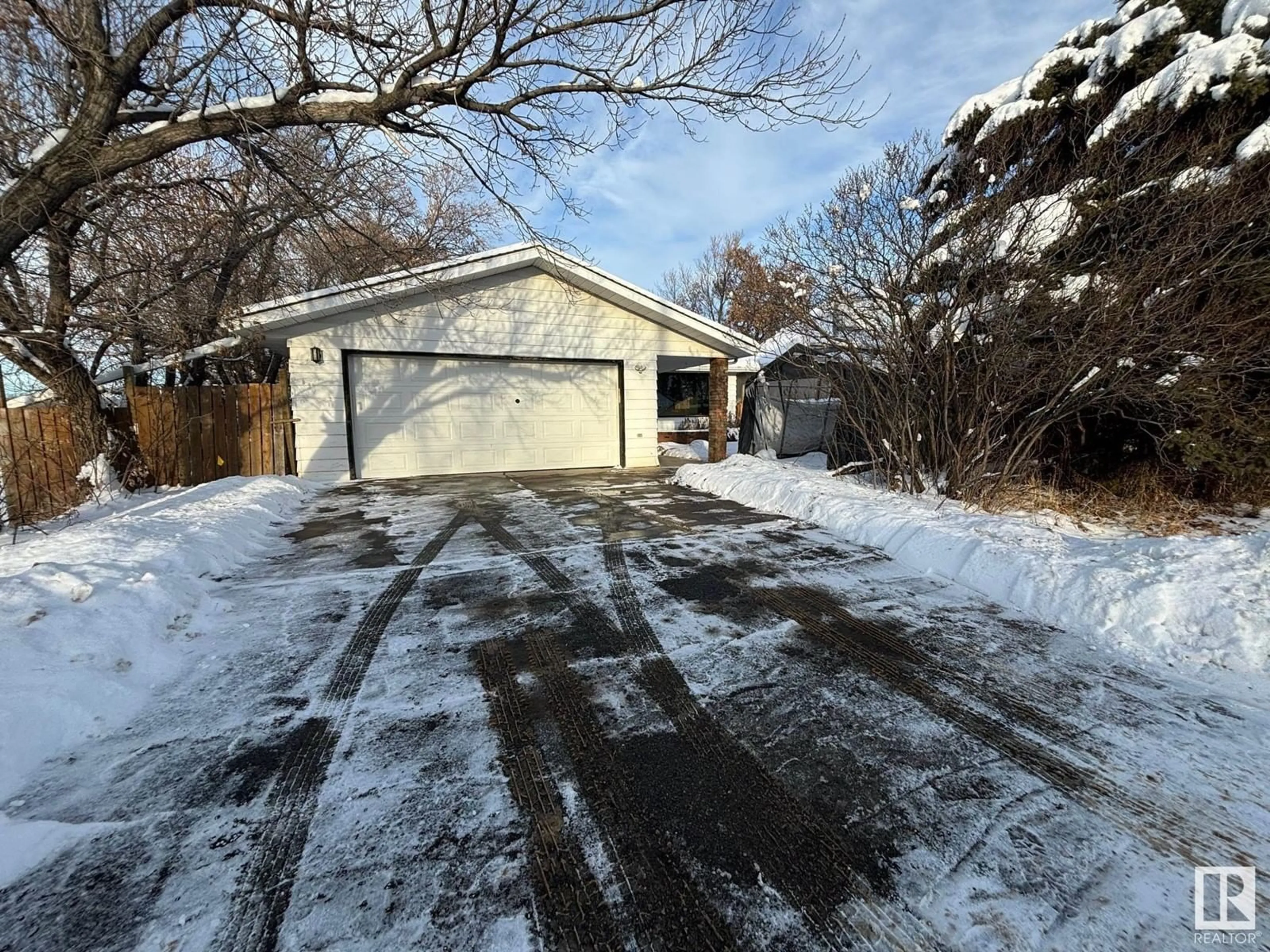 A pic from outside/outdoor area/front of a property/back of a property/a pic from drone, street for 5316 52 AV, Bruderheim Alberta T0B0S0