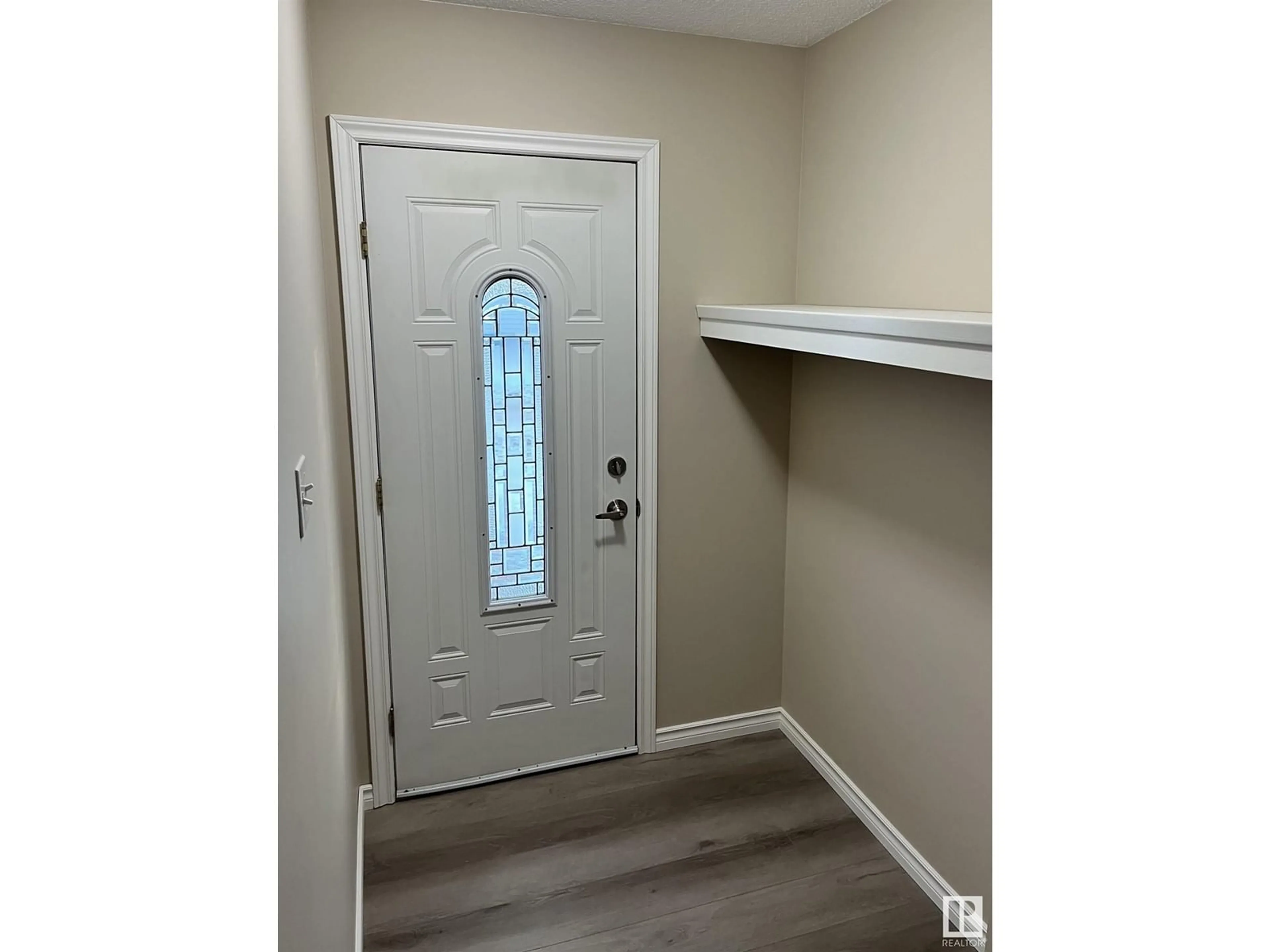 Indoor entryway for 6728 136 AV NW, Edmonton Alberta T5C2J7