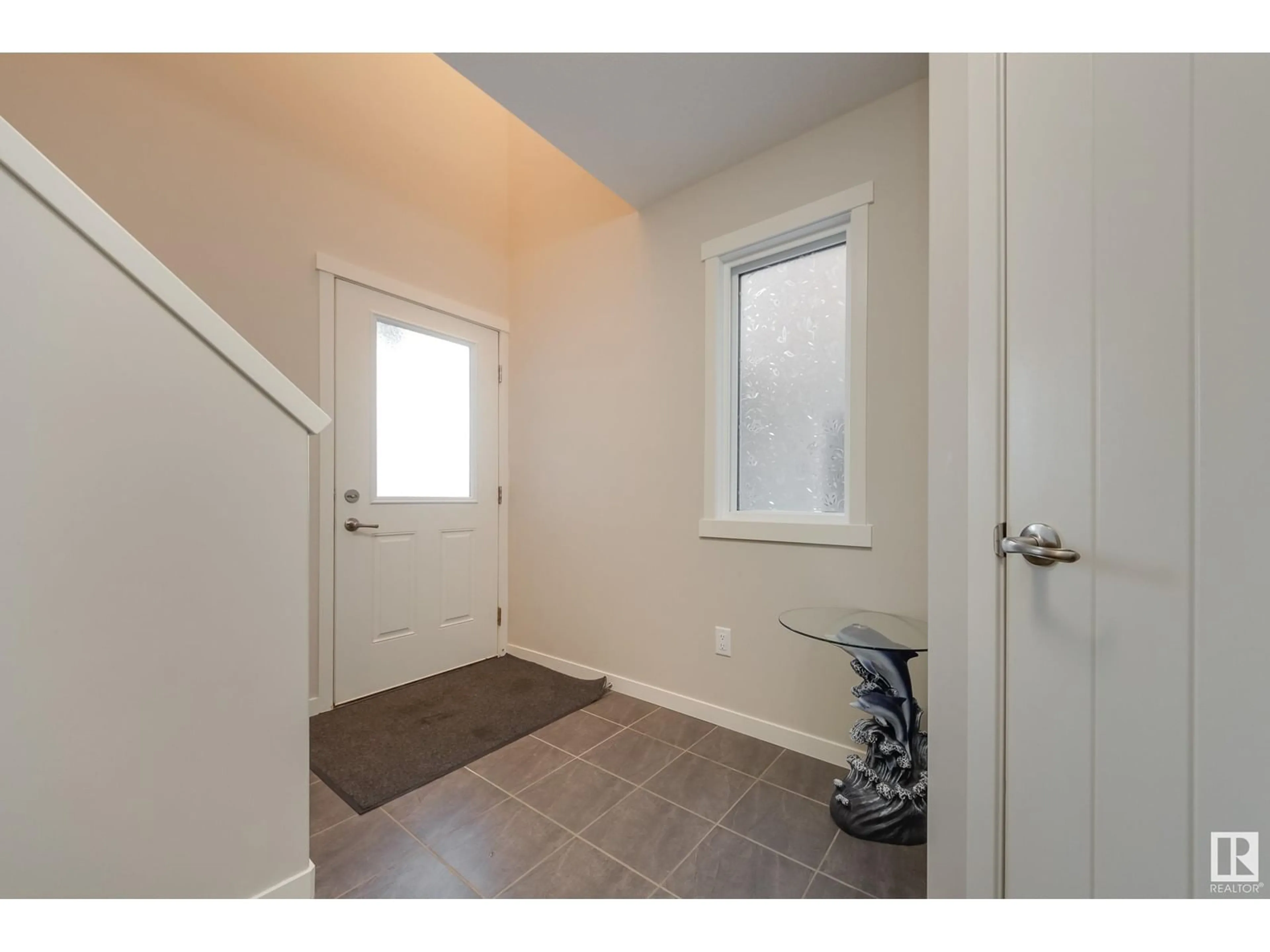 Indoor entryway for 4428 6 ST NW, Edmonton Alberta T6T0Z8