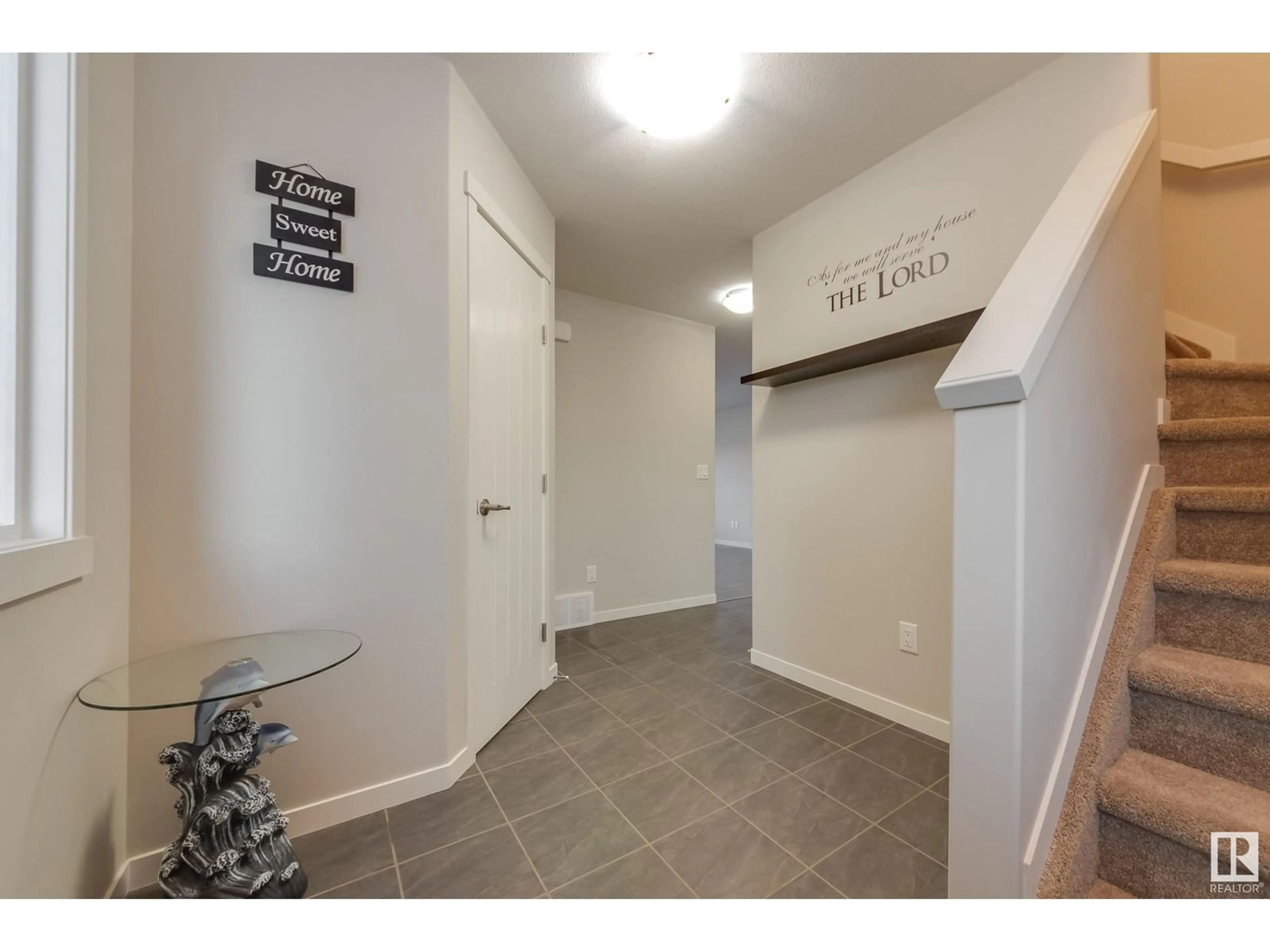 Indoor entryway for 4428 6 ST NW, Edmonton Alberta T6T0Z8