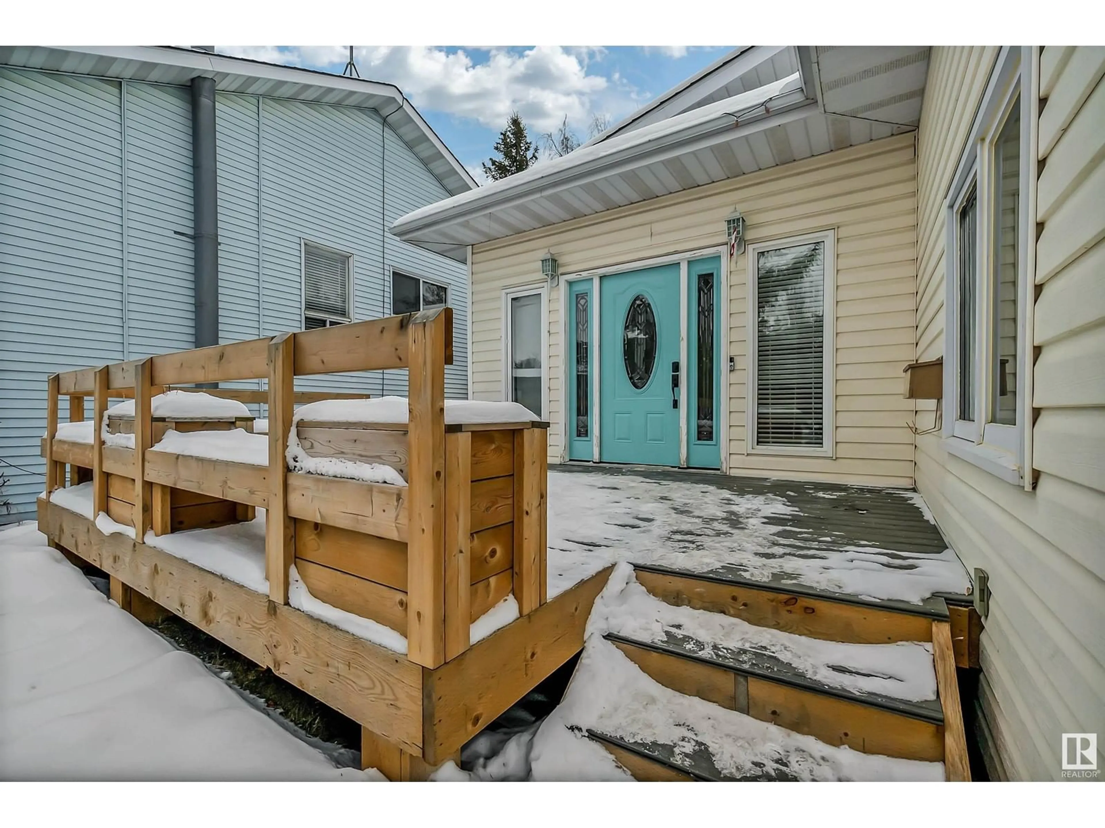 Indoor entryway for 4019 34A AV NW, Edmonton Alberta T6L3Z3