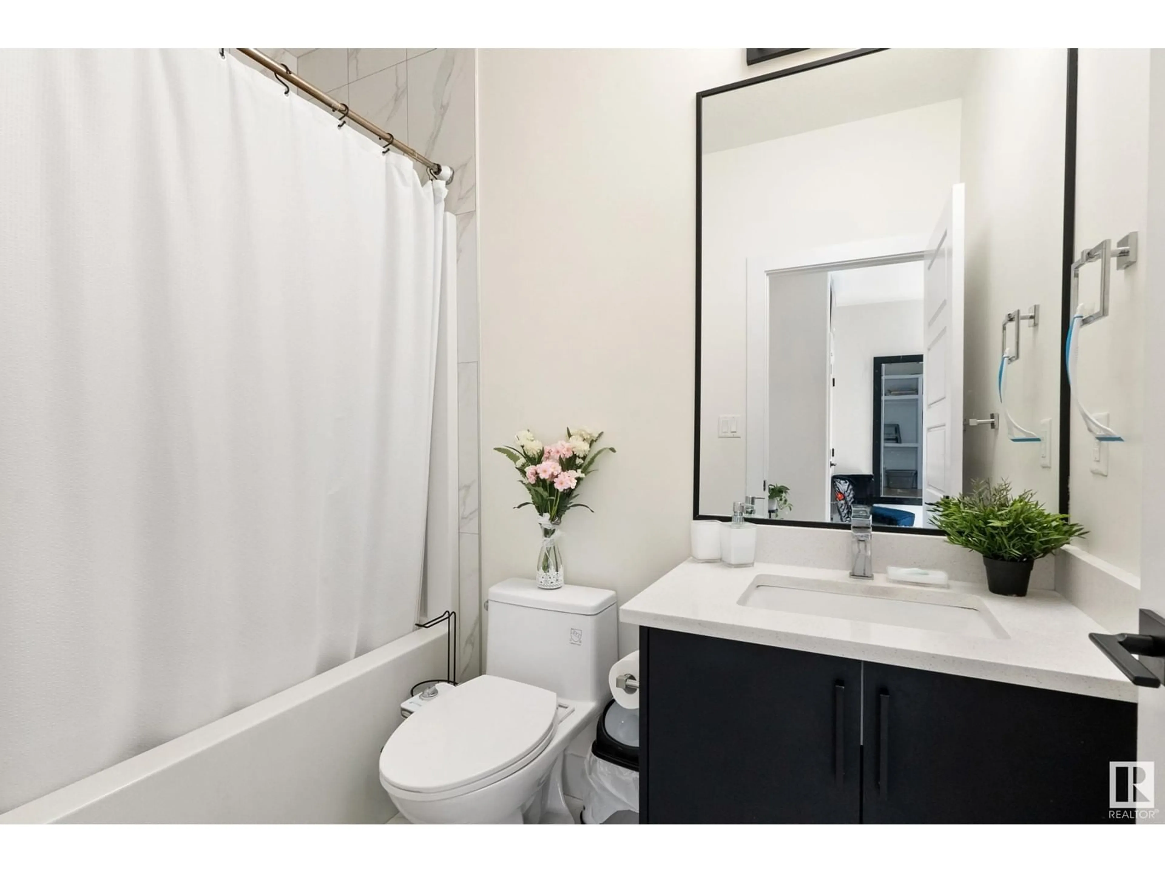 Standard bathroom, ceramic/tile floor for 18228 90 ST NW, Edmonton Alberta T5Z0S7