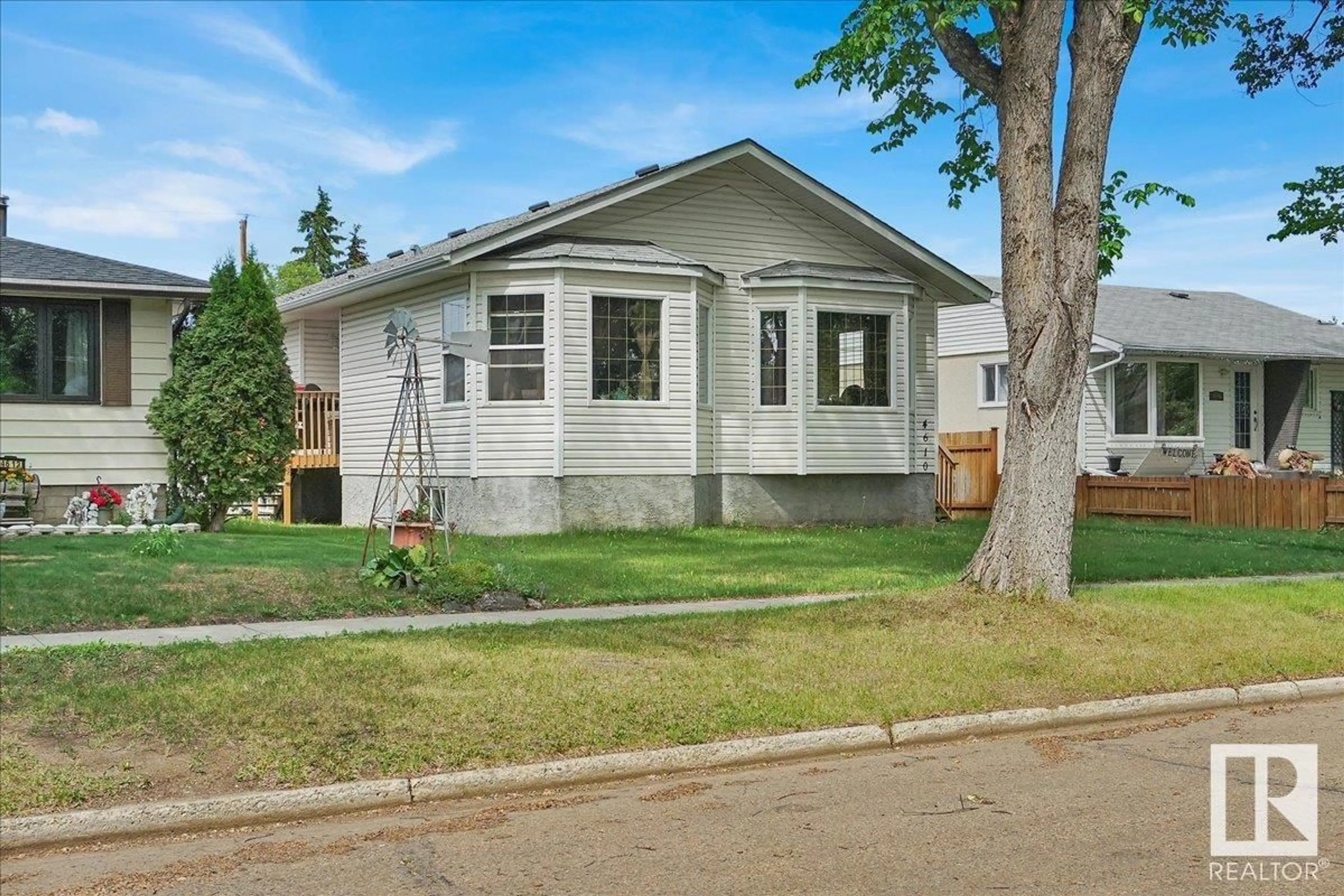 Home with vinyl exterior material, street for 4610 47 AV, Redwater Alberta T0A2V0