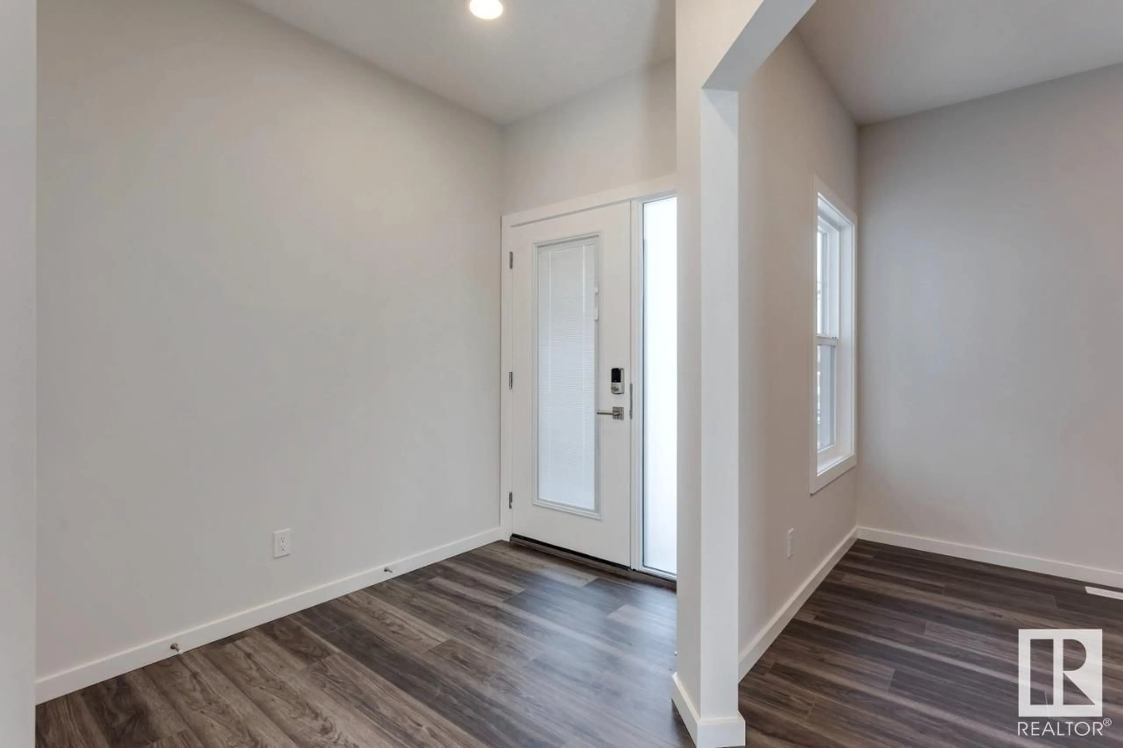 Indoor entryway for 664 KINGLET BV NW, Edmonton Alberta T5S0S8