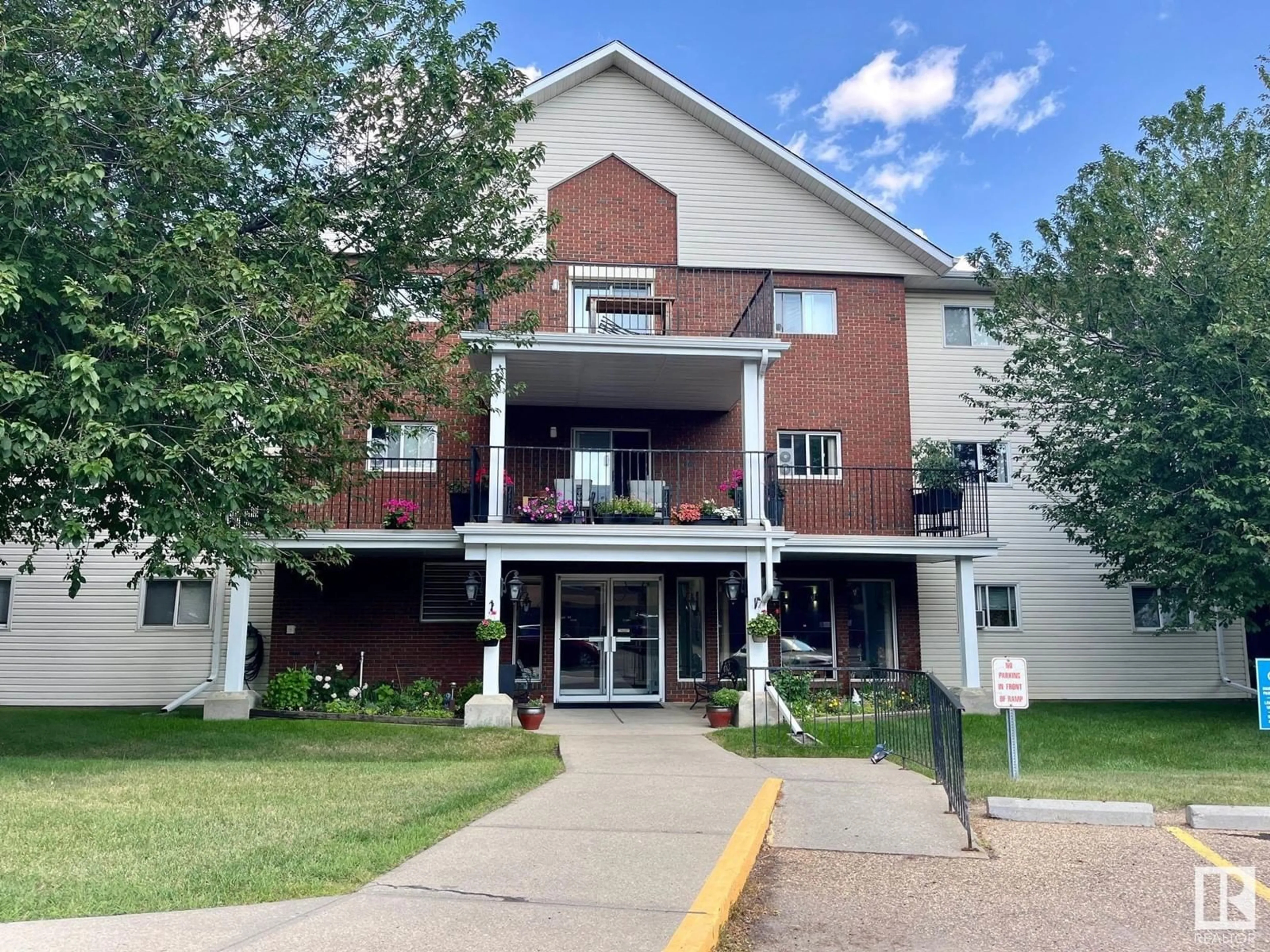 Indoor foyer for #205 9985 93 AV, Fort Saskatchewan Alberta T8L1N5