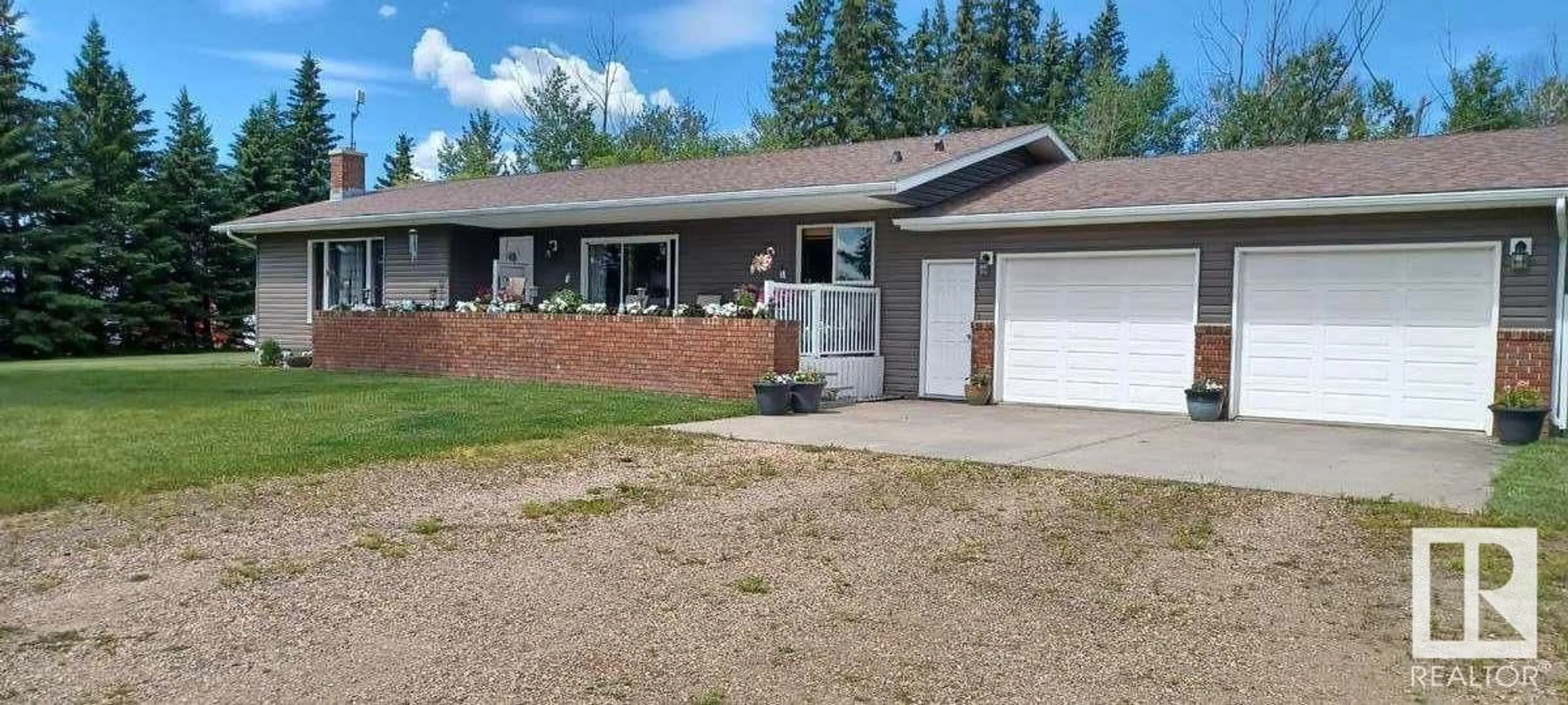 Home with vinyl exterior material, street for 462066 RANGE ROAD 262, Rural Wetaskiwin County Alberta T9A1X2