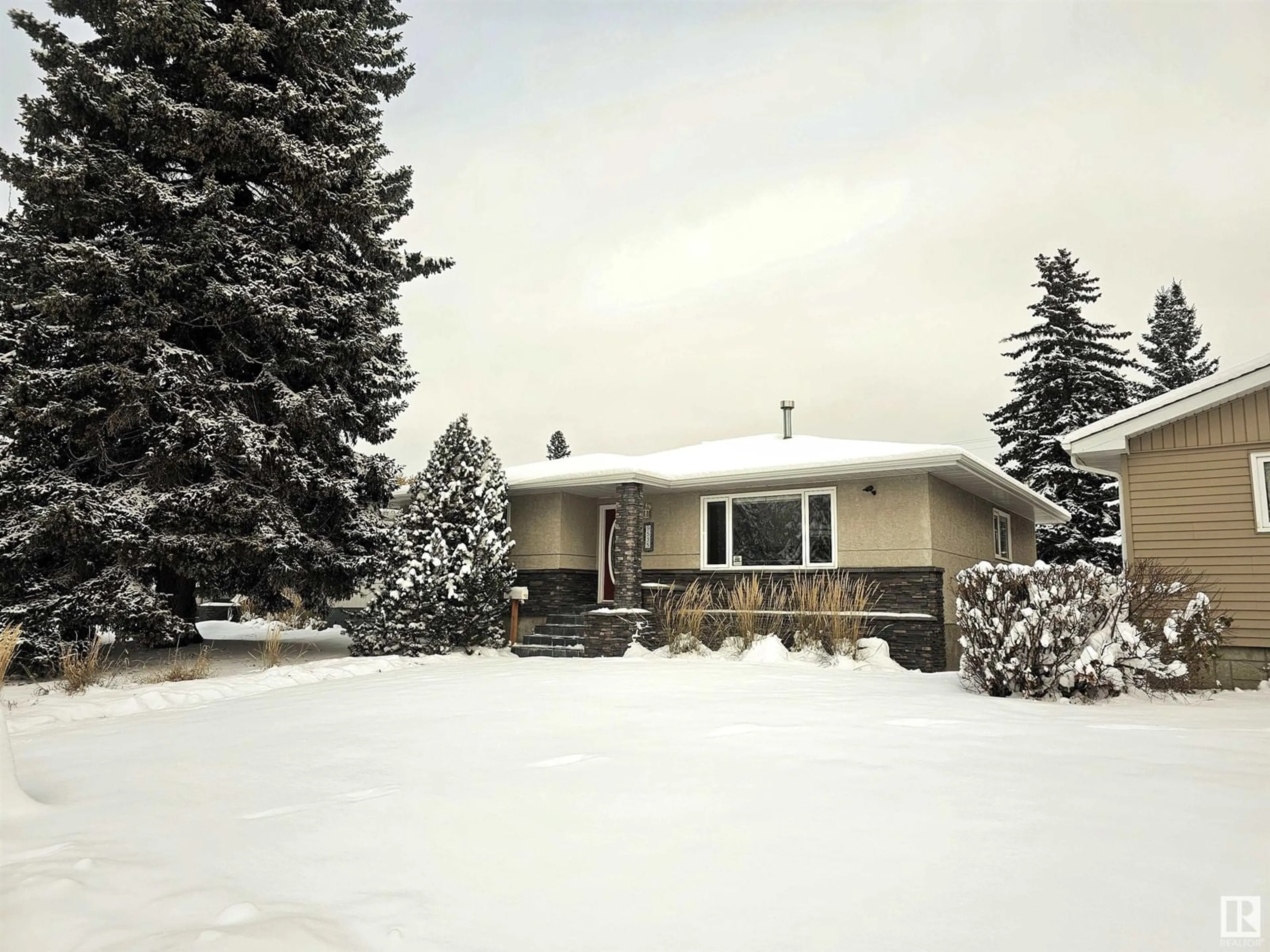 A pic from outside/outdoor area/front of a property/back of a property/a pic from drone, unknown for 9535 148 ST NW, Edmonton Alberta T5N3E3