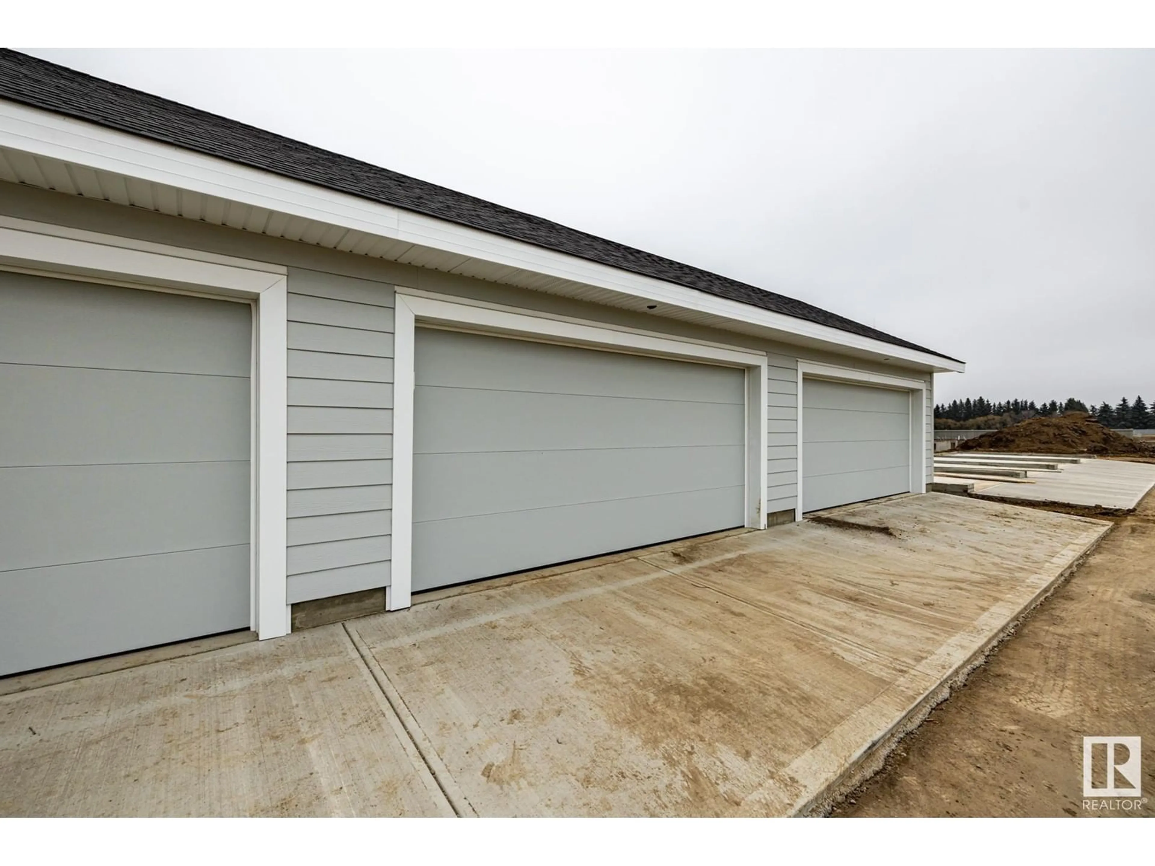 Indoor garage for 216 Salisbury WY, Sherwood Park Alberta T8B0E8