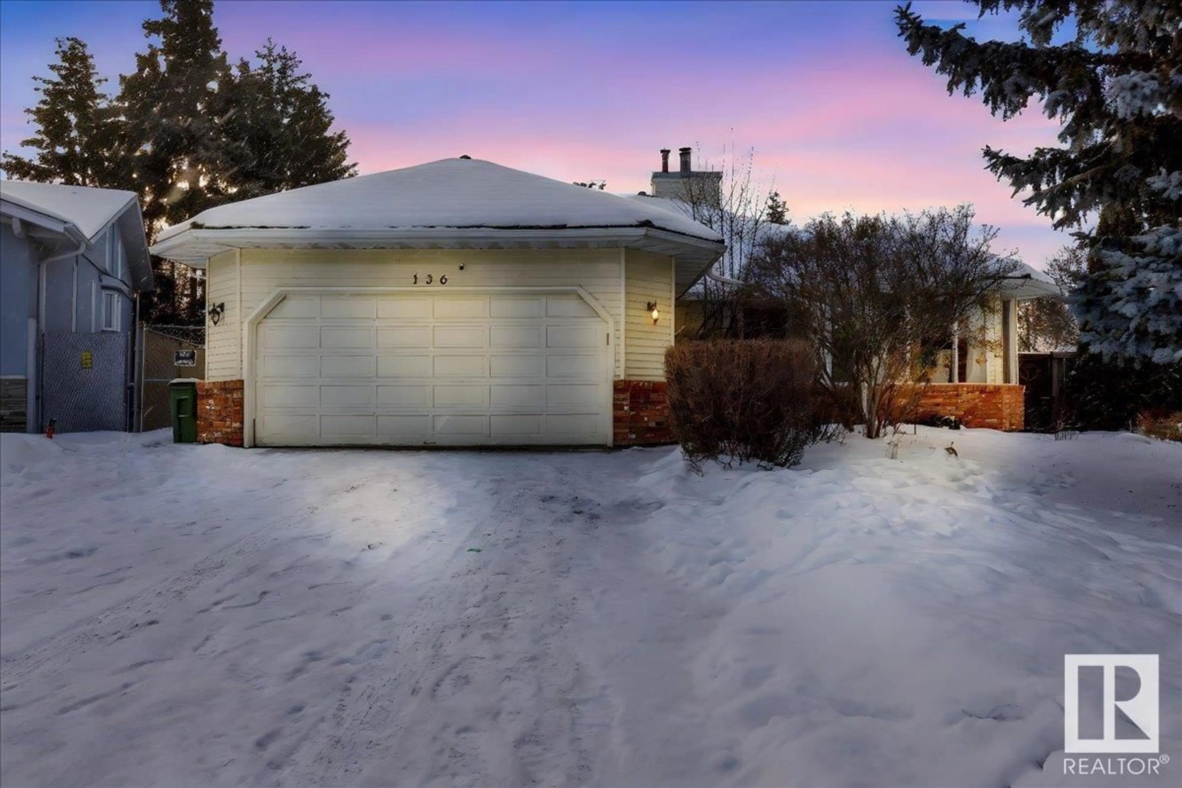 A pic from outside/outdoor area/front of a property/back of a property/a pic from drone, street for 136 WOLF WILLOW CL NW, Edmonton Alberta T5T5N3