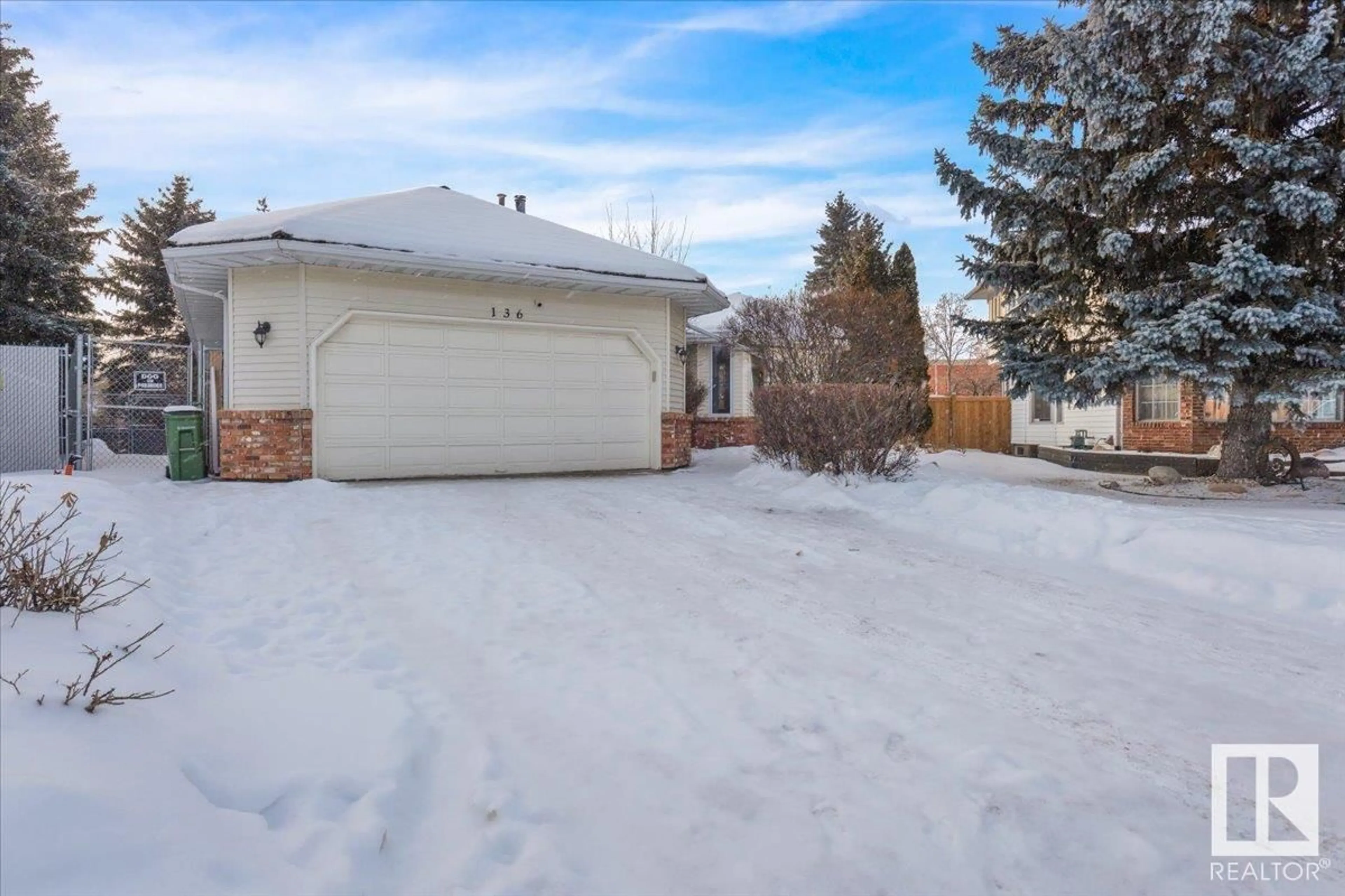 A pic from outside/outdoor area/front of a property/back of a property/a pic from drone, street for 136 WOLF WILLOW CL NW, Edmonton Alberta T5T5N3