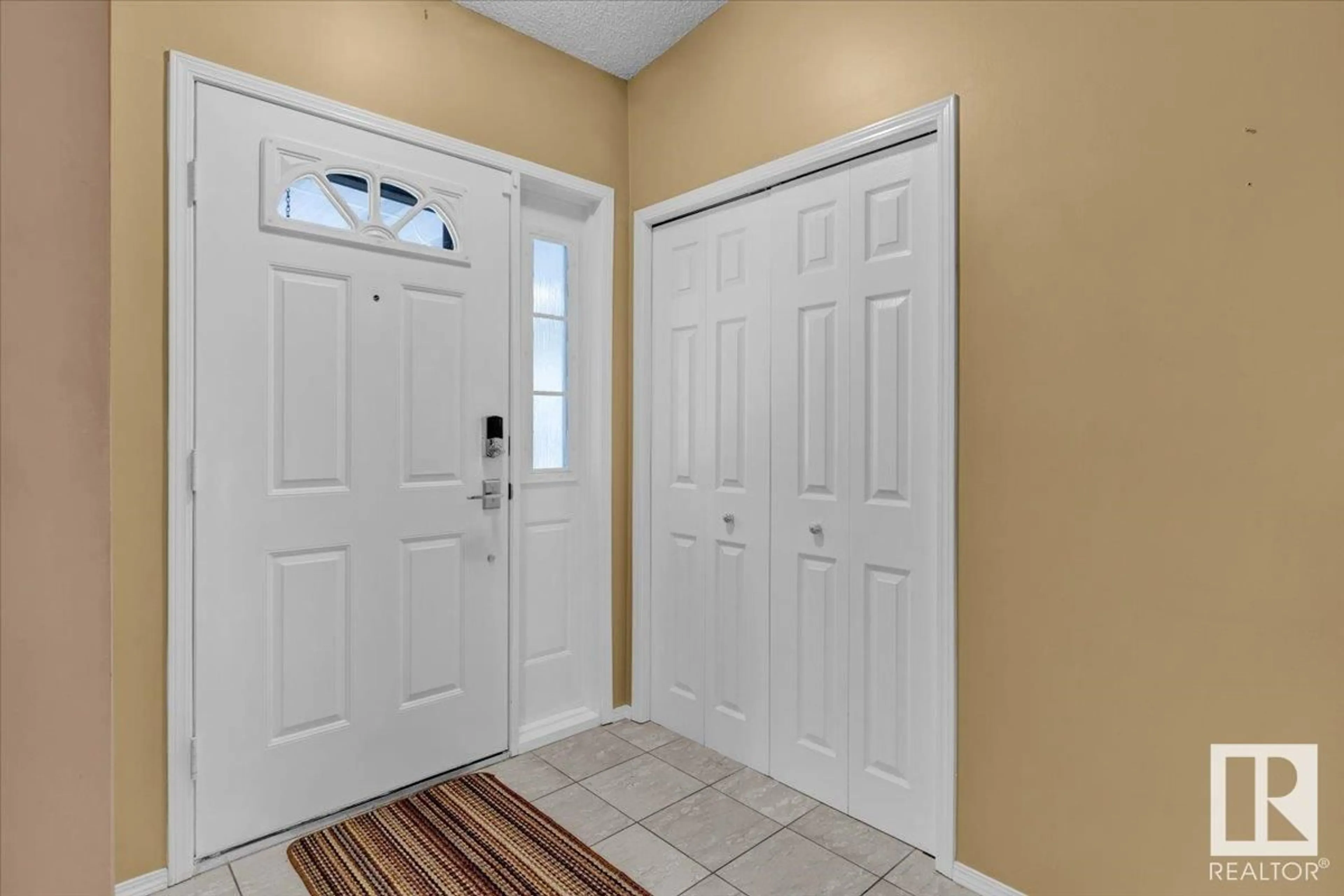 Indoor entryway for 136 WOLF WILLOW CL NW, Edmonton Alberta T5T5N3