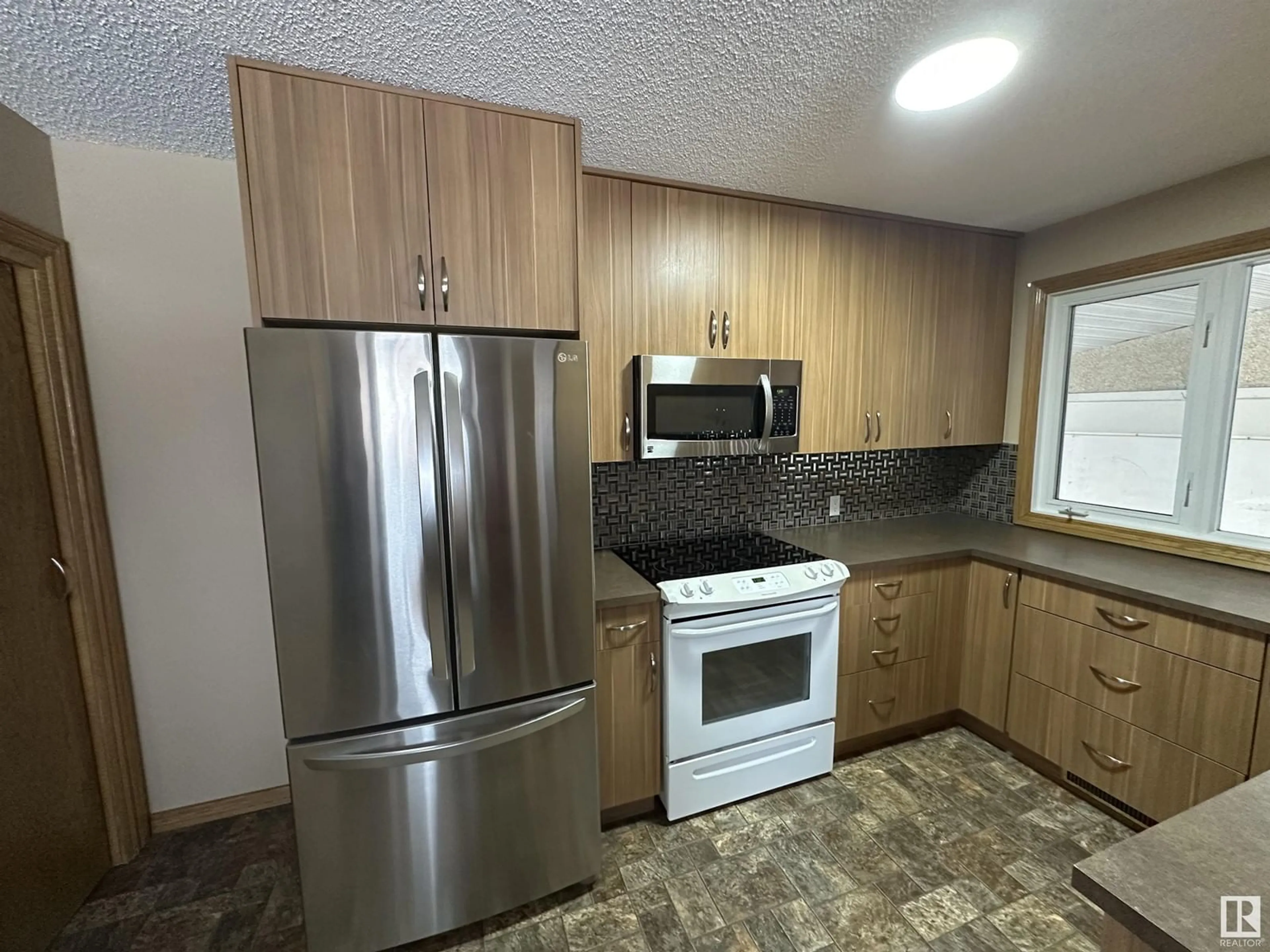 Standard kitchen, wood/laminate floor for 4752 46 Avenue, Drayton Valley Alberta T7A1H6