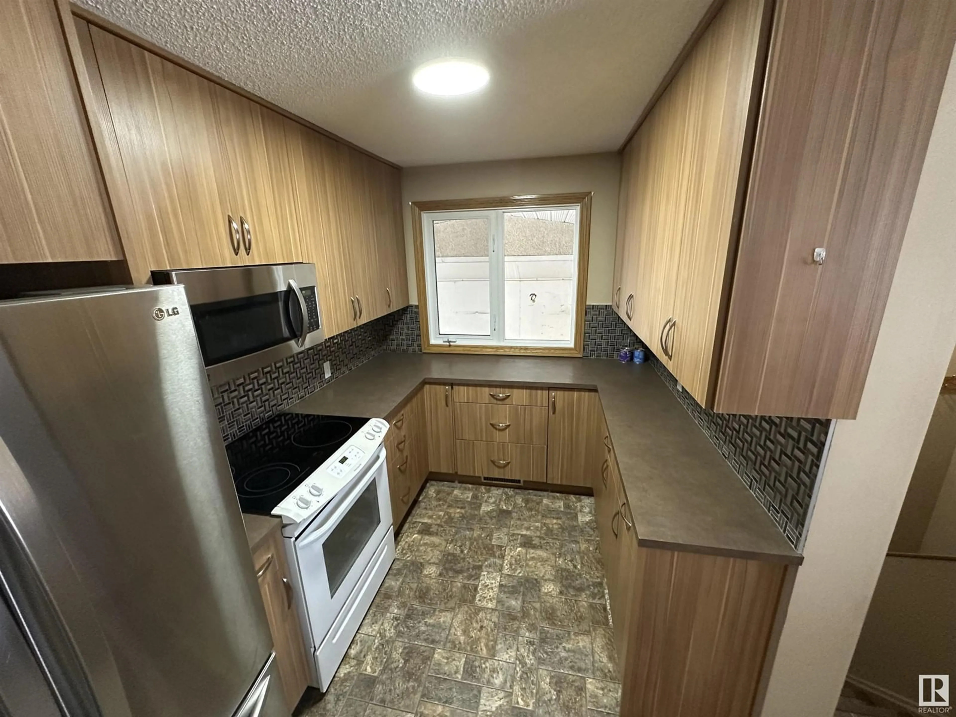 Standard kitchen, unknown for 4752 46 Avenue, Drayton Valley Alberta T7A1H6