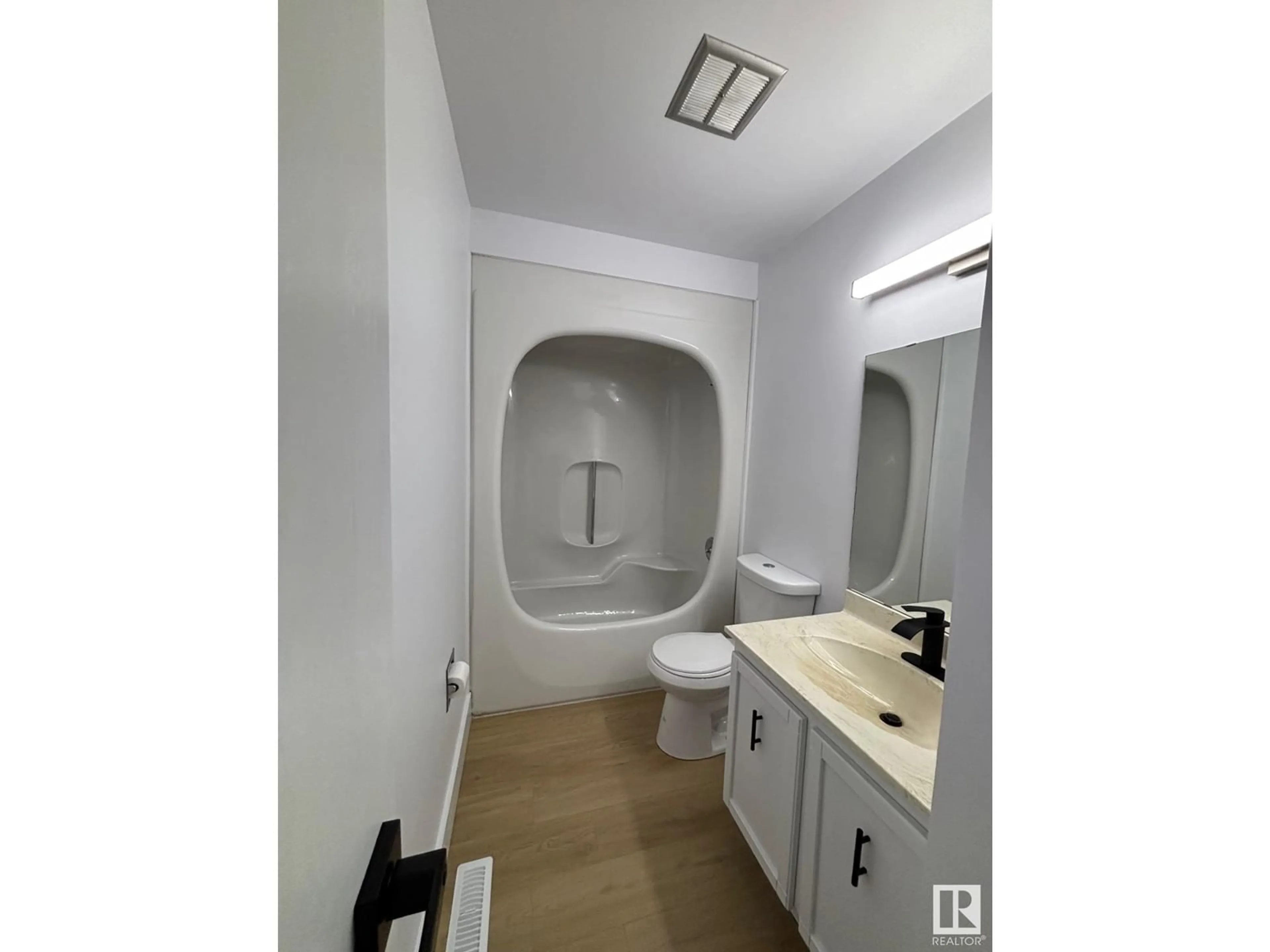 Standard bathroom, unknown for 5615 92C AV NW NW, Edmonton Alberta T6B2K9