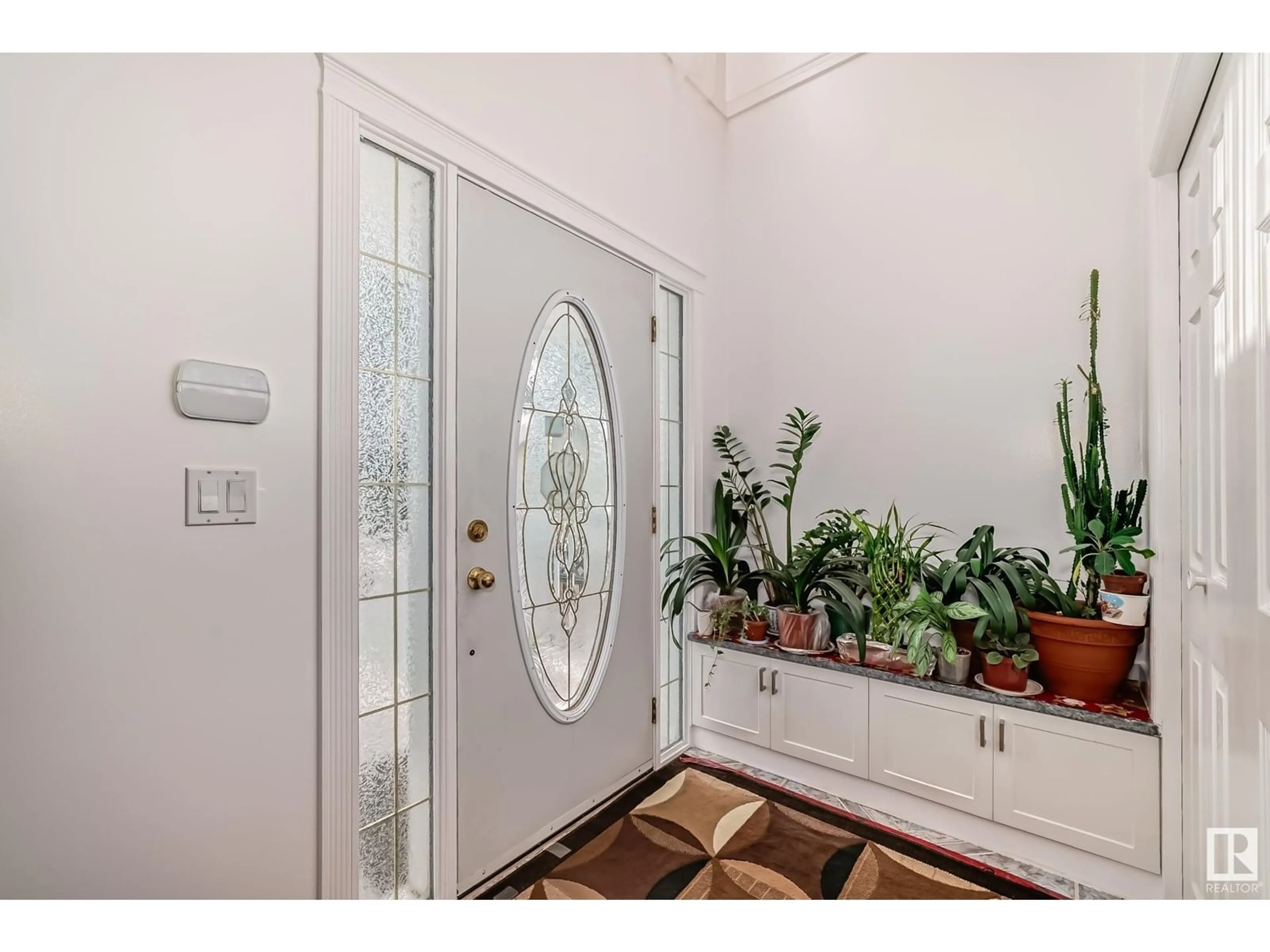 Indoor entryway for 9646 73 AV, Edmonton Alberta T6E1B2