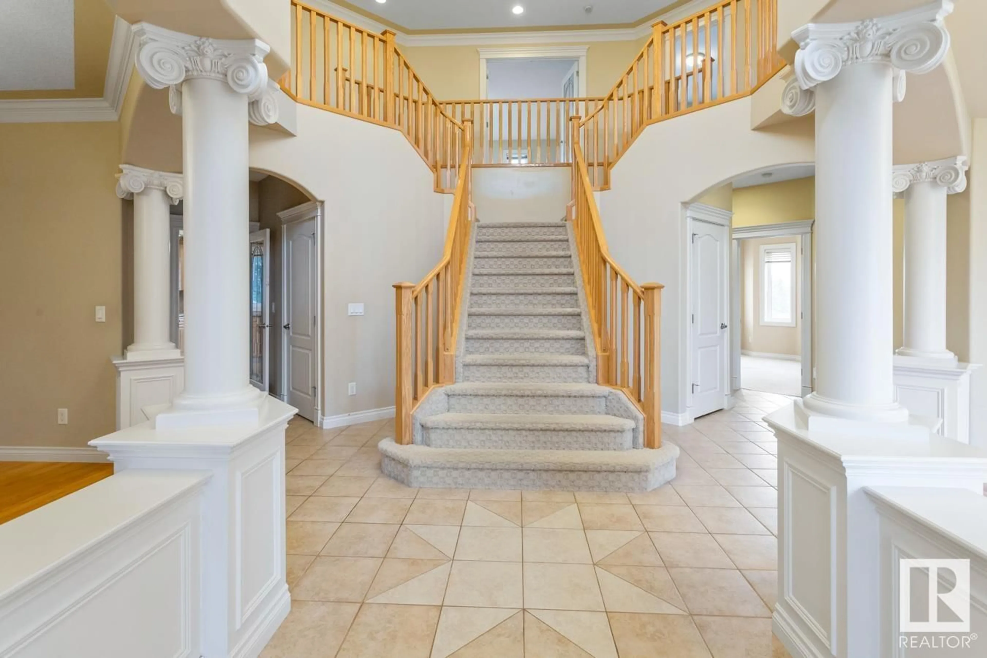 Indoor foyer for 7507 162 AV NW, Edmonton Alberta T5Z3S7