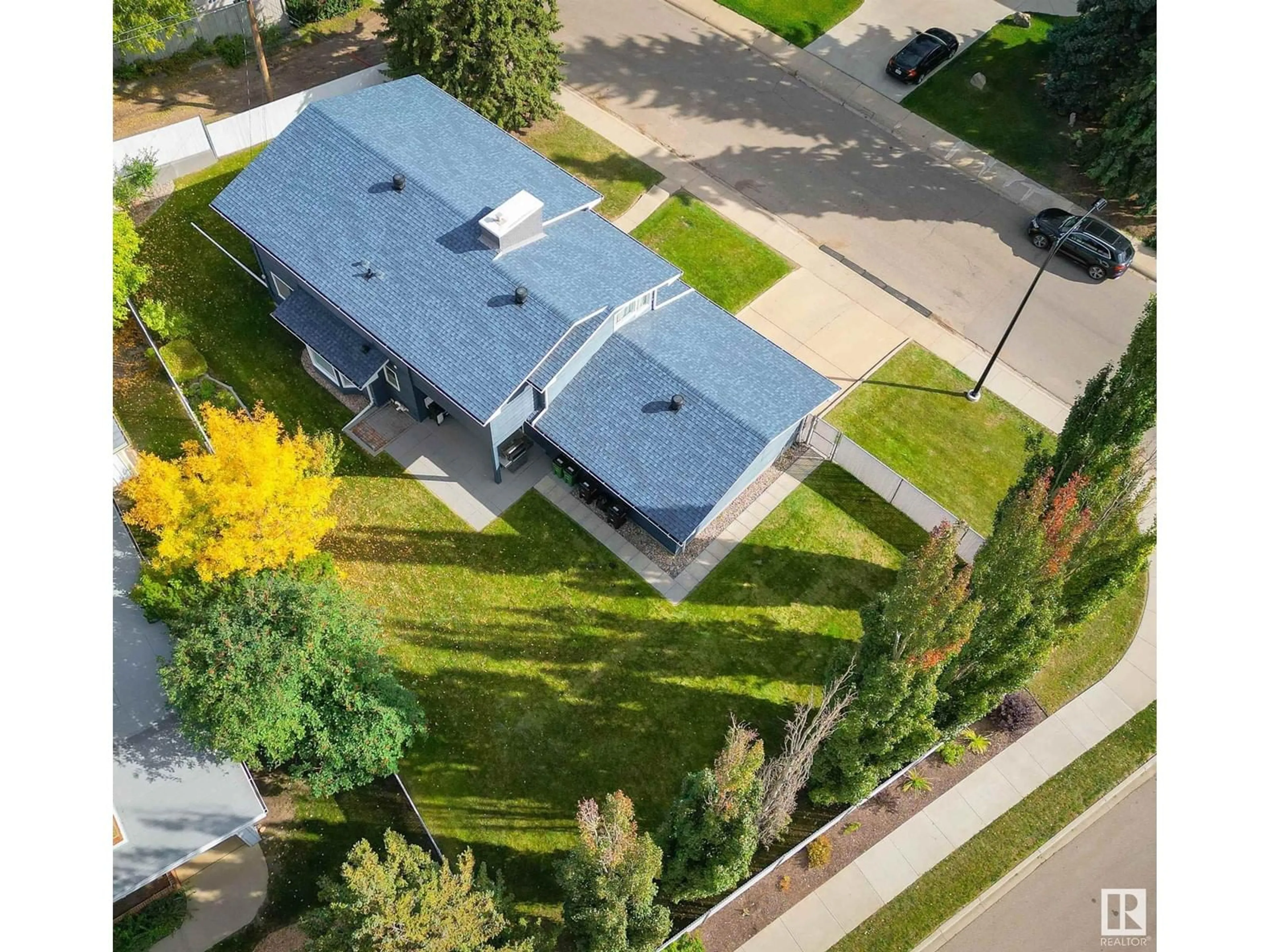 A pic from outside/outdoor area/front of a property/back of a property/a pic from drone, street for 98 VALLEYVIEW CR NW, Edmonton Alberta T5R5T3