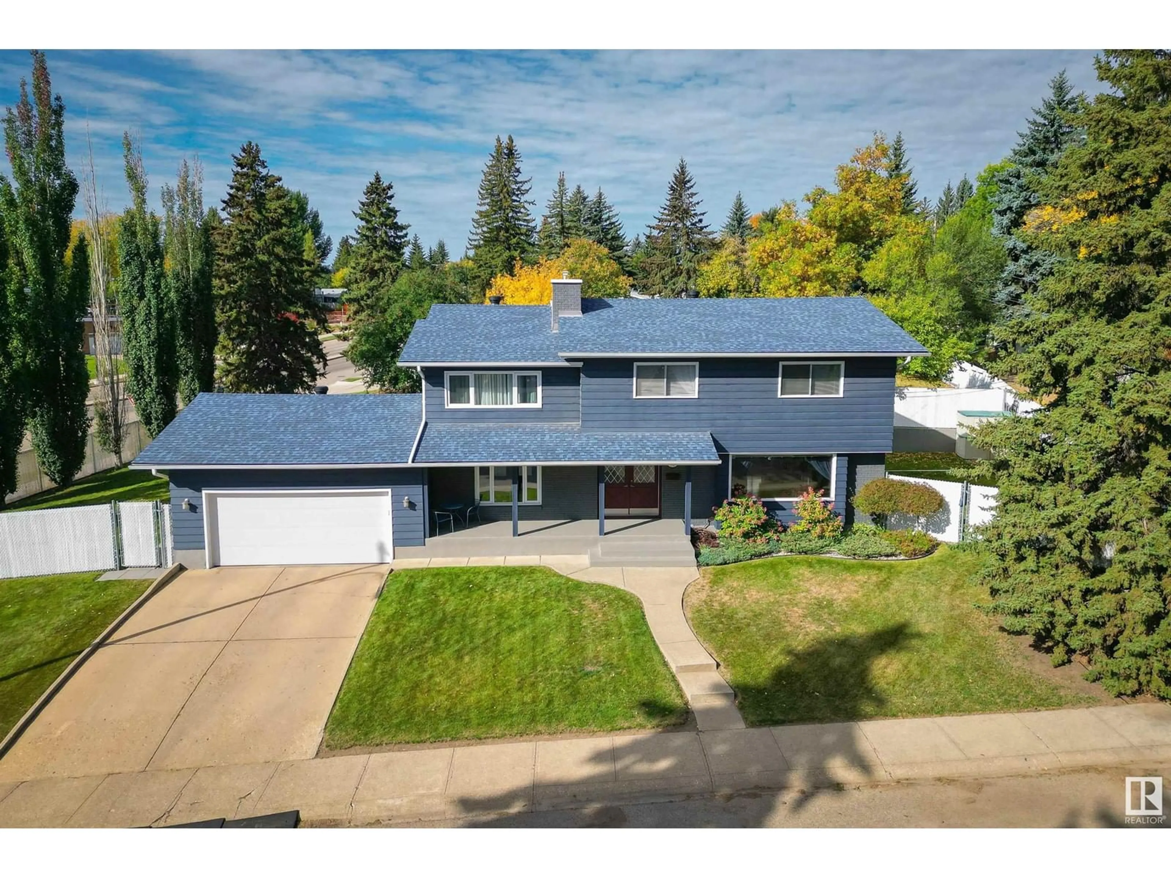 A pic from outside/outdoor area/front of a property/back of a property/a pic from drone, street for 98 VALLEYVIEW CR NW, Edmonton Alberta T5R5T3