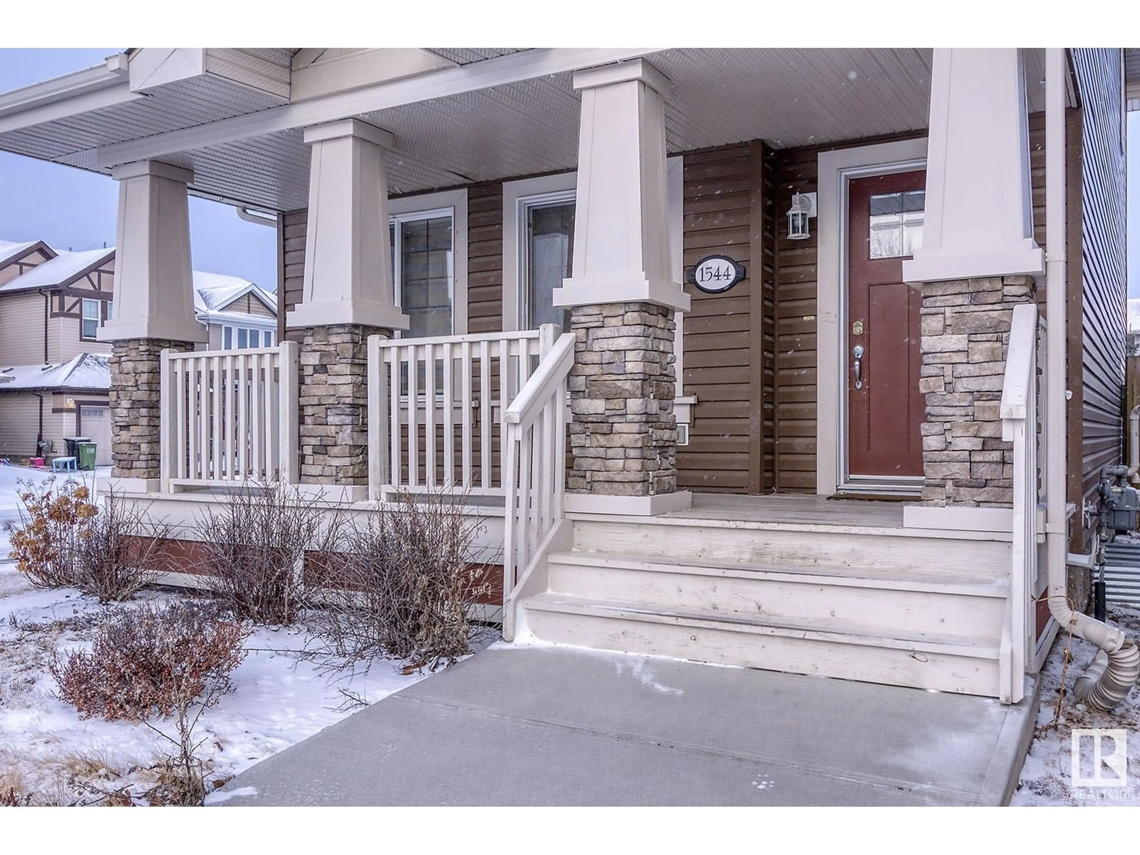 Indoor entryway for 1544 CHAPMAN WY SW, Edmonton Alberta T6W0Z1