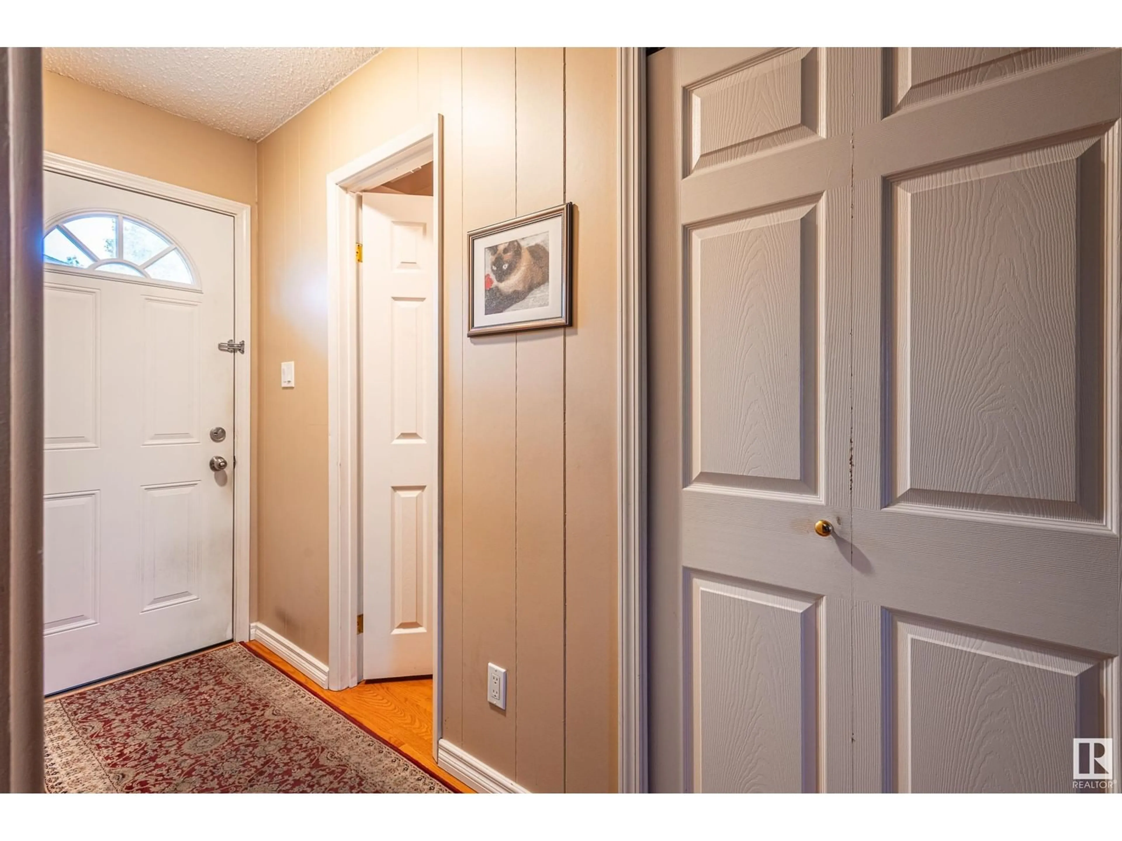 Indoor entryway for 3131 144 AV NW, Edmonton Alberta T5Y1H4