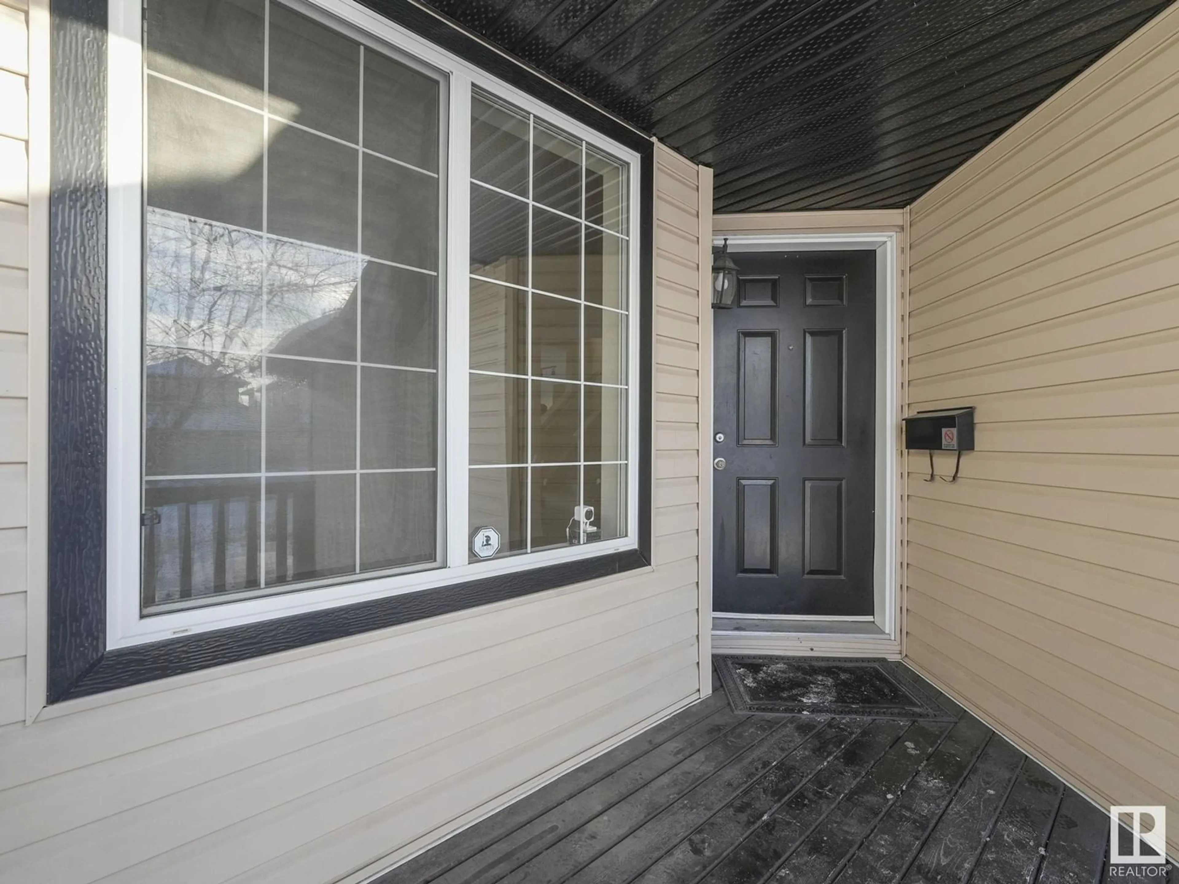 Indoor entryway for 8608 7 AV SW, Edmonton Alberta T6X1G5