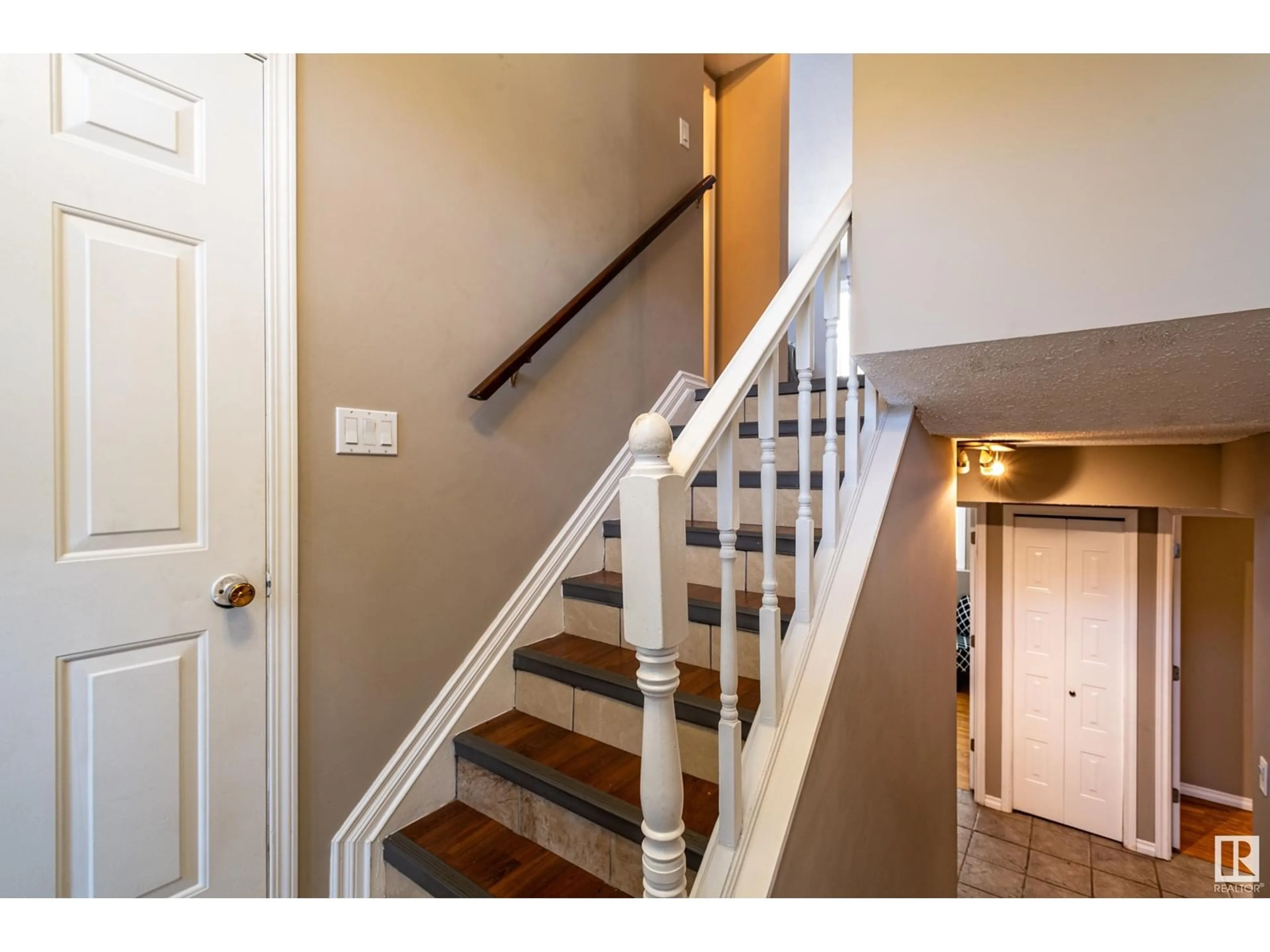 Indoor entryway for 14167 26 ST NW, Edmonton Alberta T5Y1S2