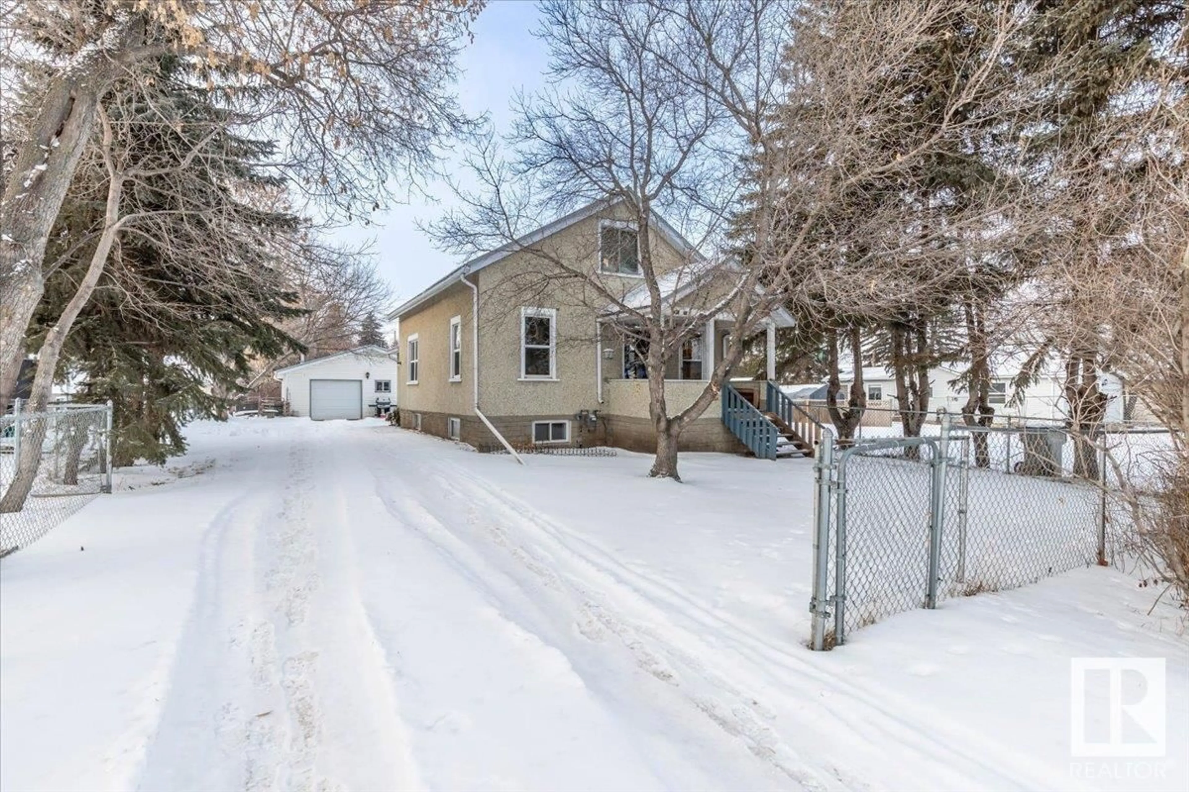 A pic from outside/outdoor area/front of a property/back of a property/a pic from drone, street for 4708 49 ST, Calmar Alberta T0C0V0