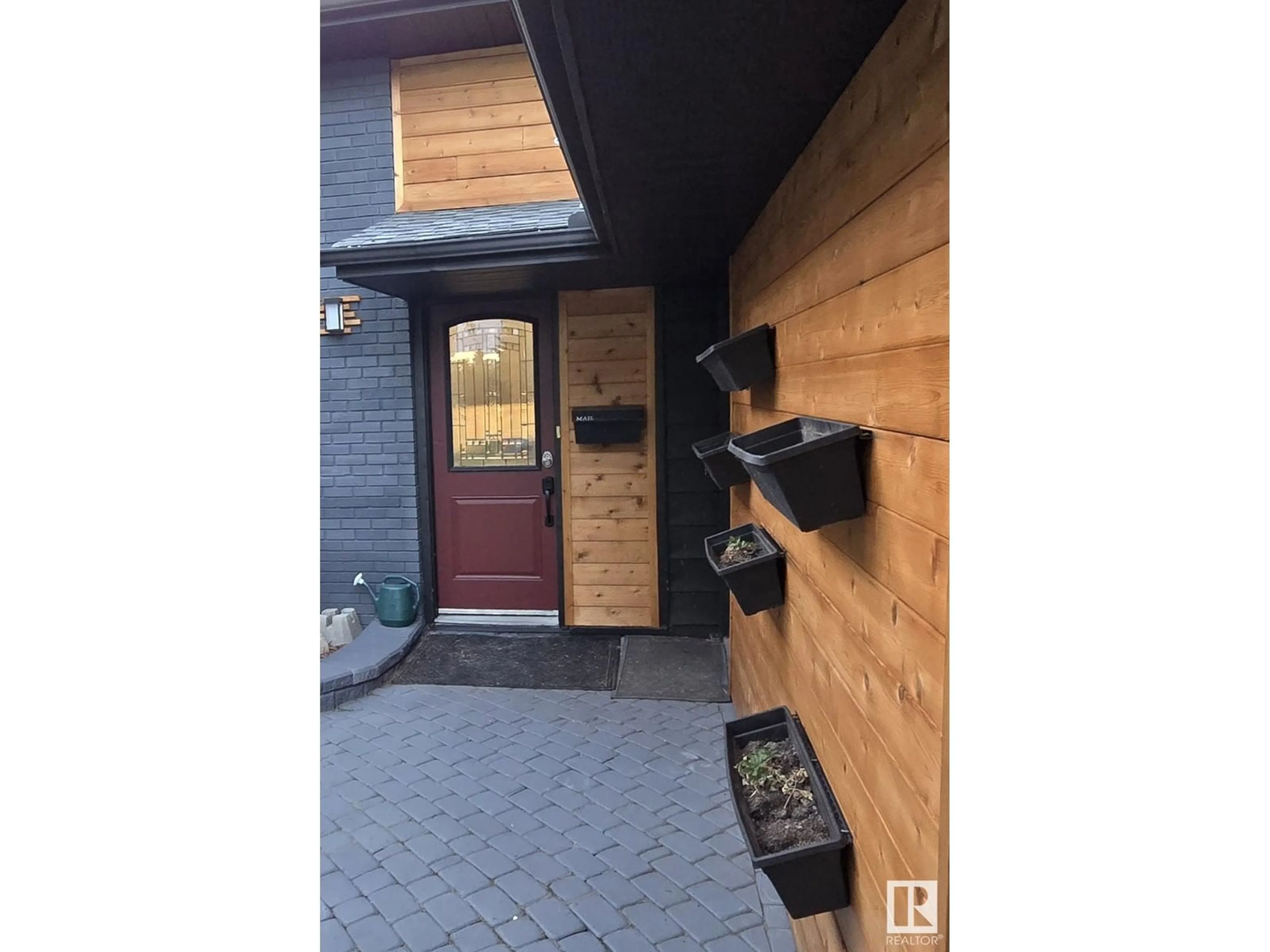 Indoor entryway for 37 ALPINE BV, St. Albert Alberta T8N2M6