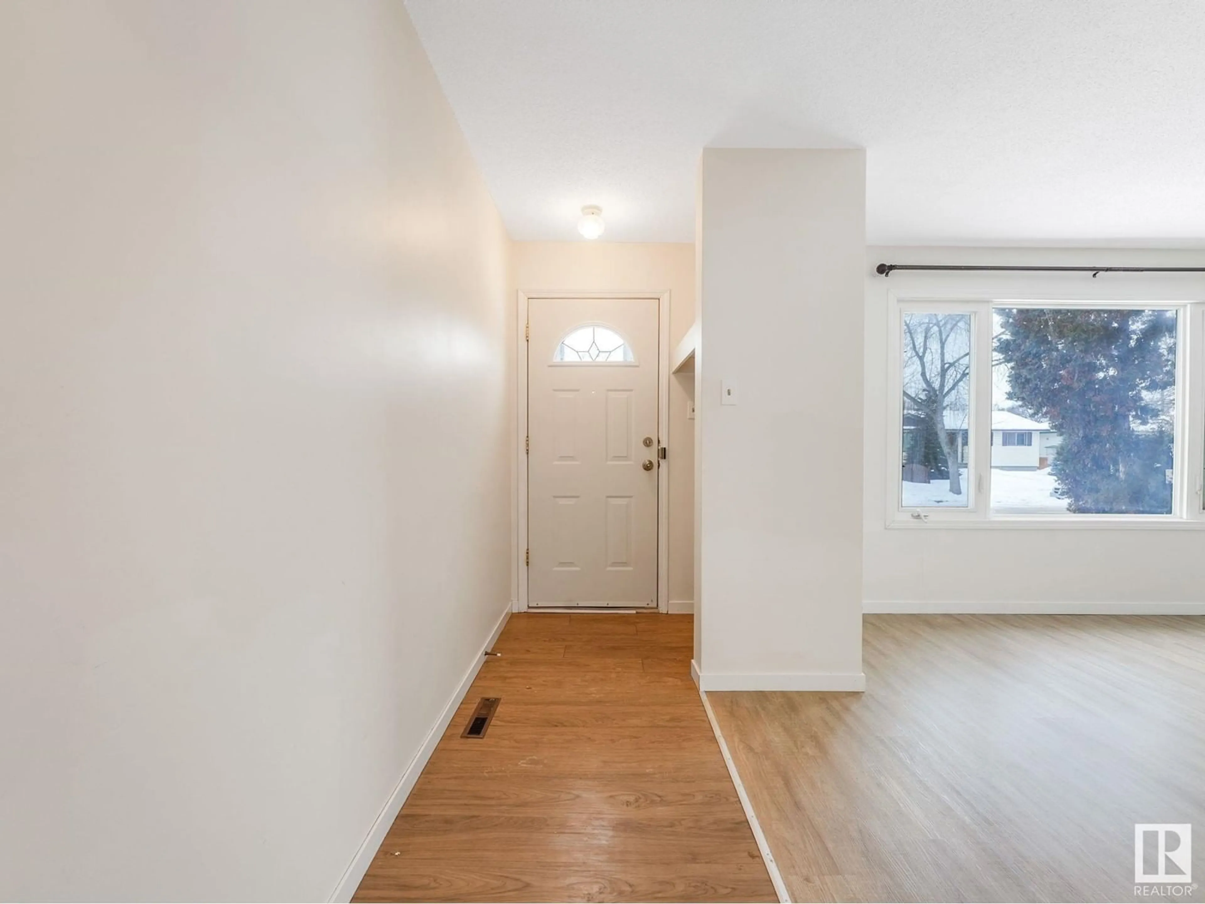 Indoor entryway for 10312 LAUDER AV NW, Edmonton Alberta T5E5P8