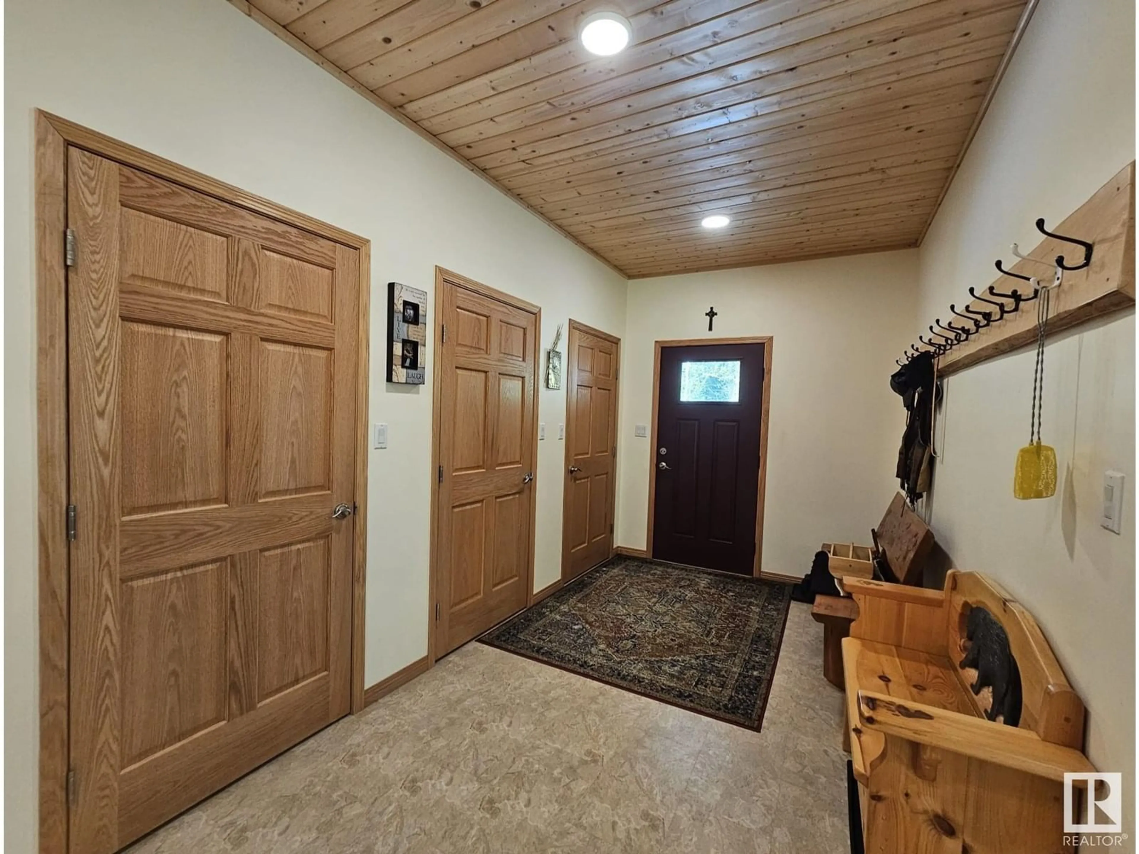 Indoor foyer for 9213 HWY 621, Rural Brazeau County Alberta T7A2A3