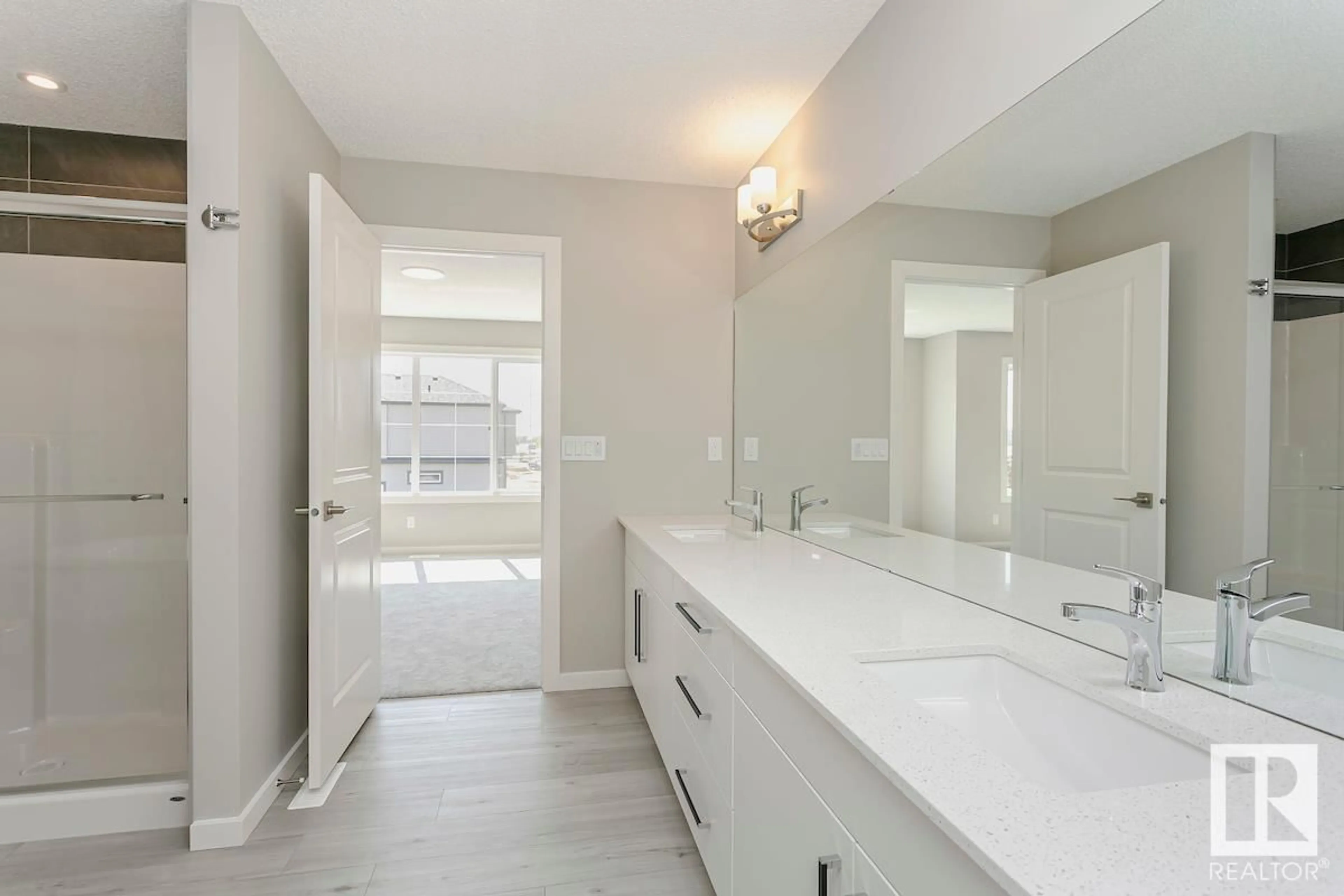 Contemporary bathroom, ceramic/tile floor for 653 KINGLET BV NW, Edmonton Alberta T5S2B9