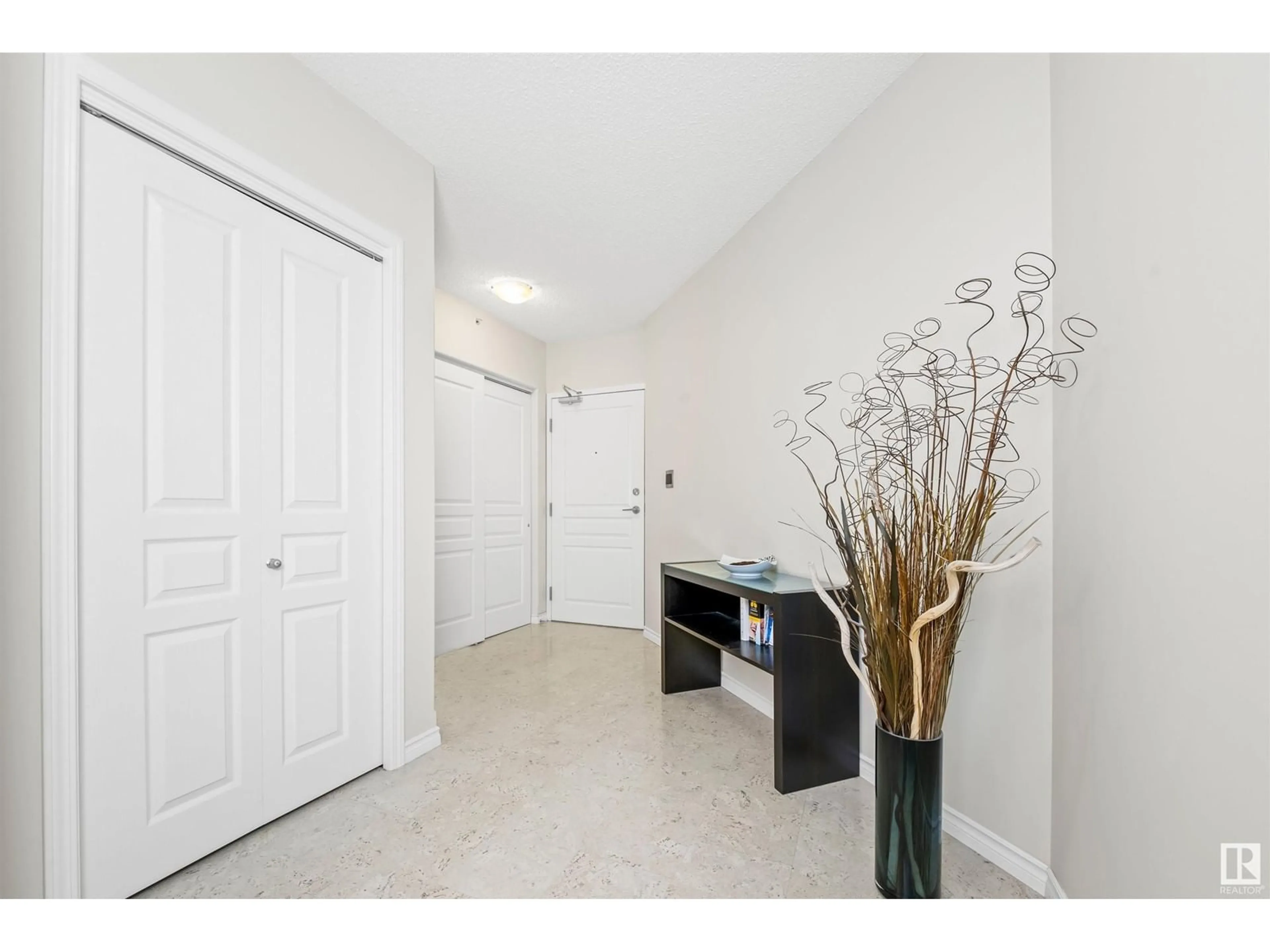 Indoor entryway for #201 9707 106 ST NW, Edmonton Alberta T5K0B7