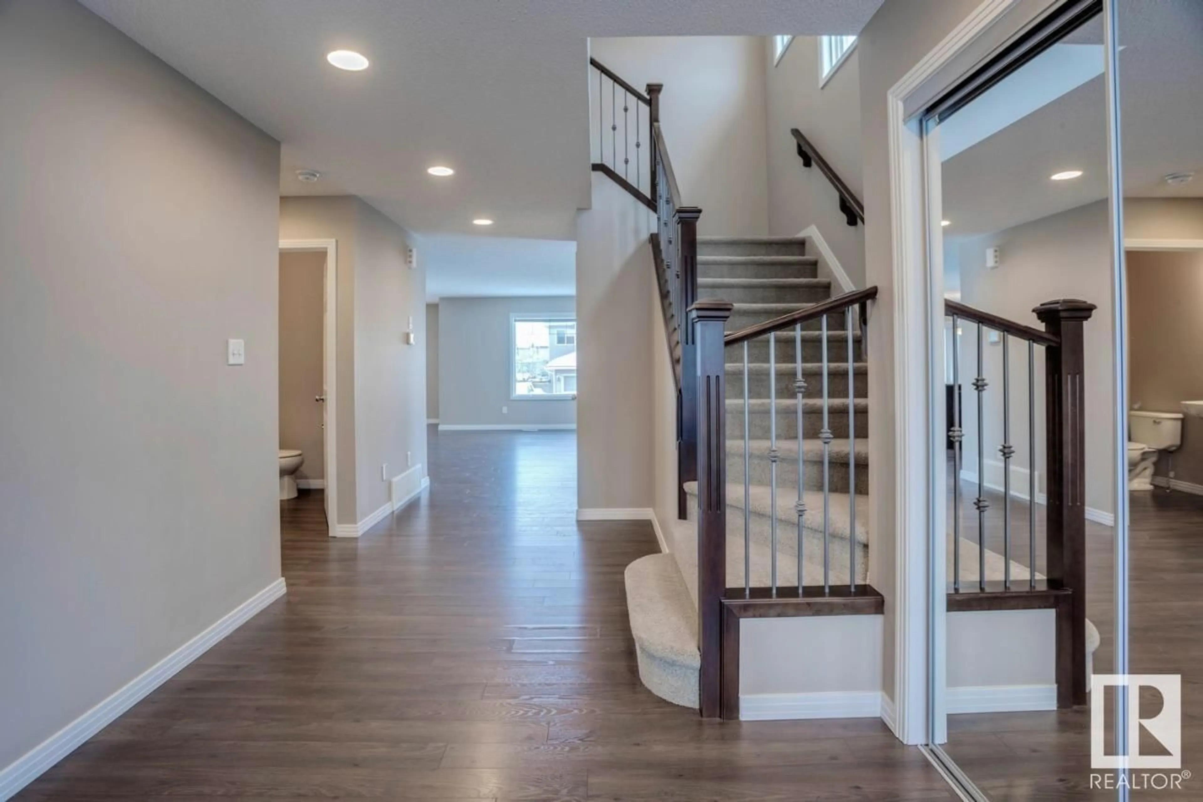 Indoor entryway for 3520 CLAXTON CR SW, Edmonton Alberta T6W0Z6