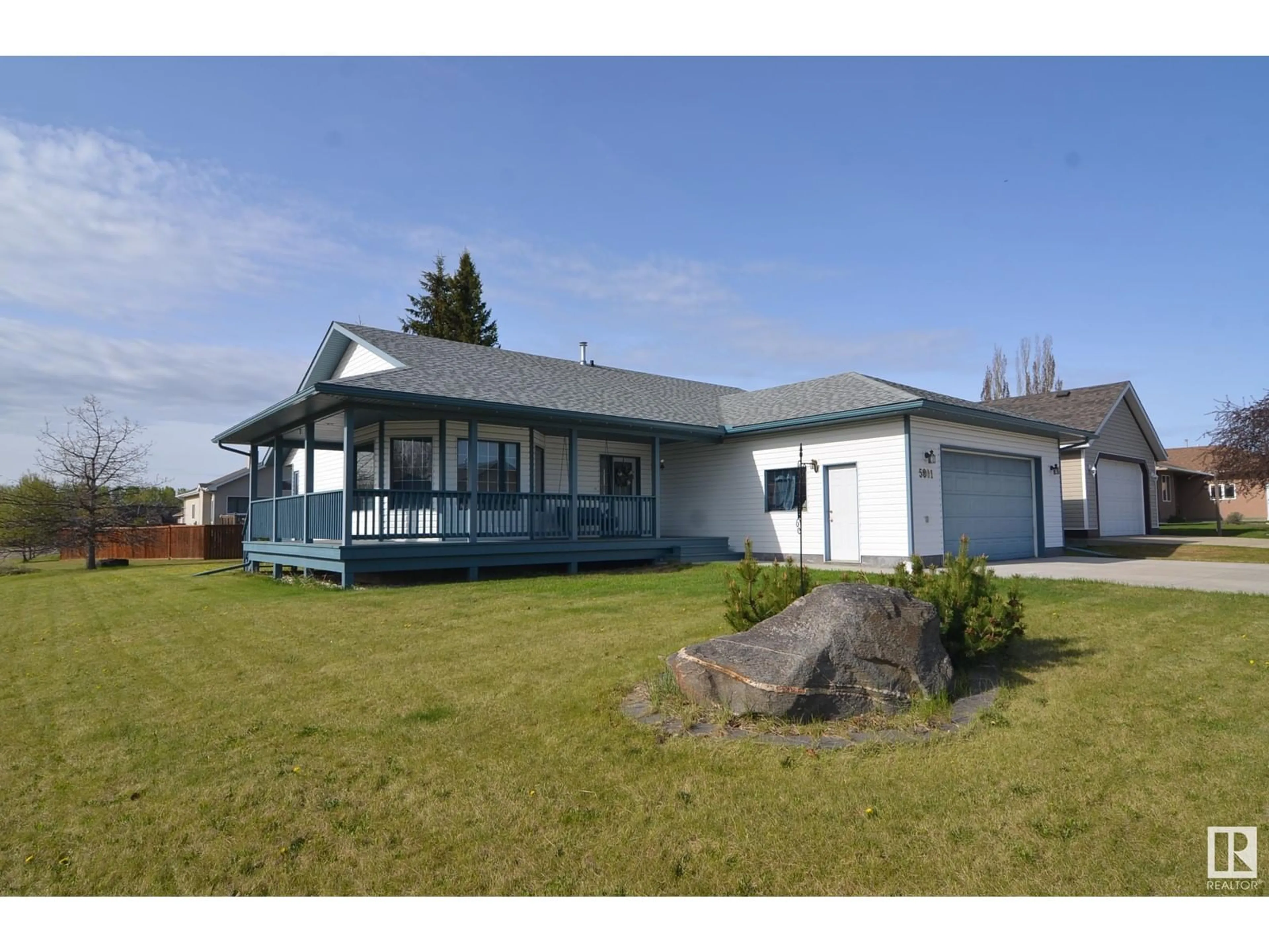Home with vinyl exterior material, unknown for 5803 50 AVE, Barrhead Alberta T7N1N8