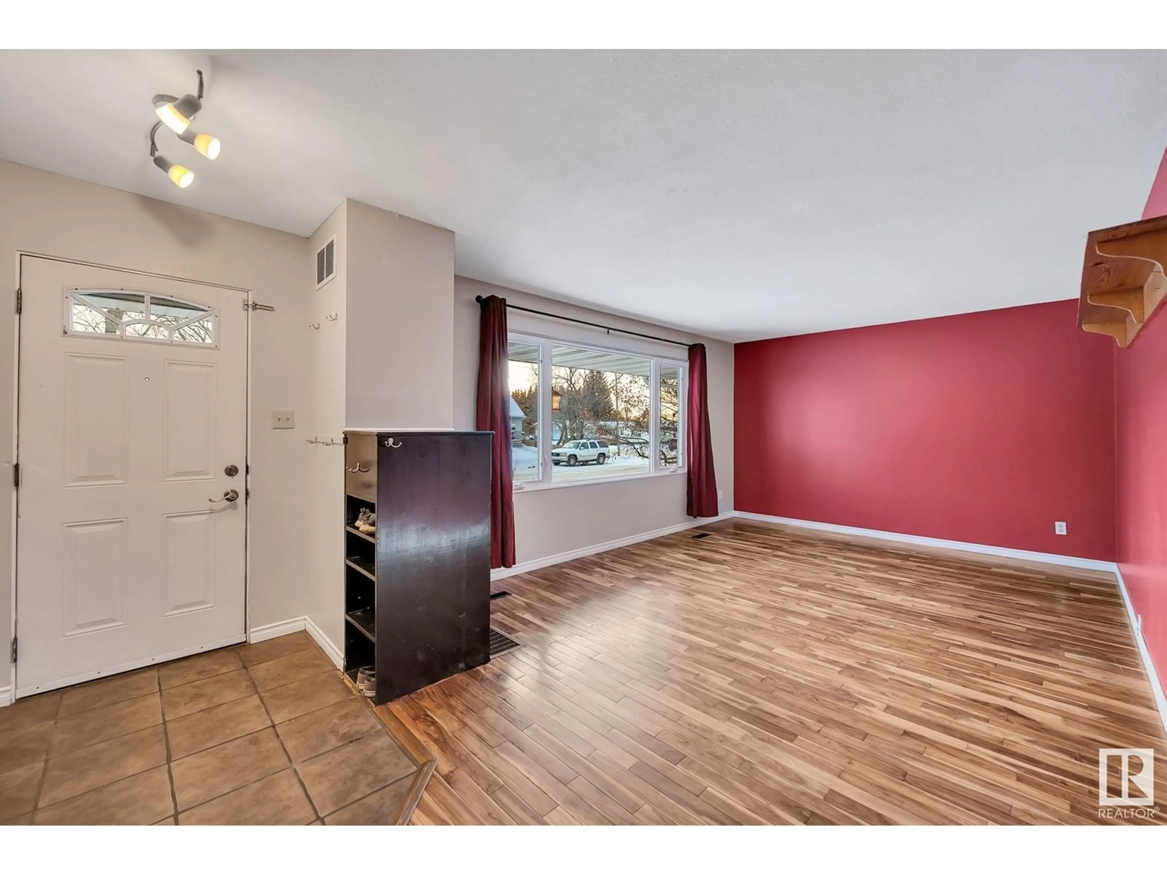 Indoor entryway for 5132 54 AV, Tofield Alberta T0B4J0