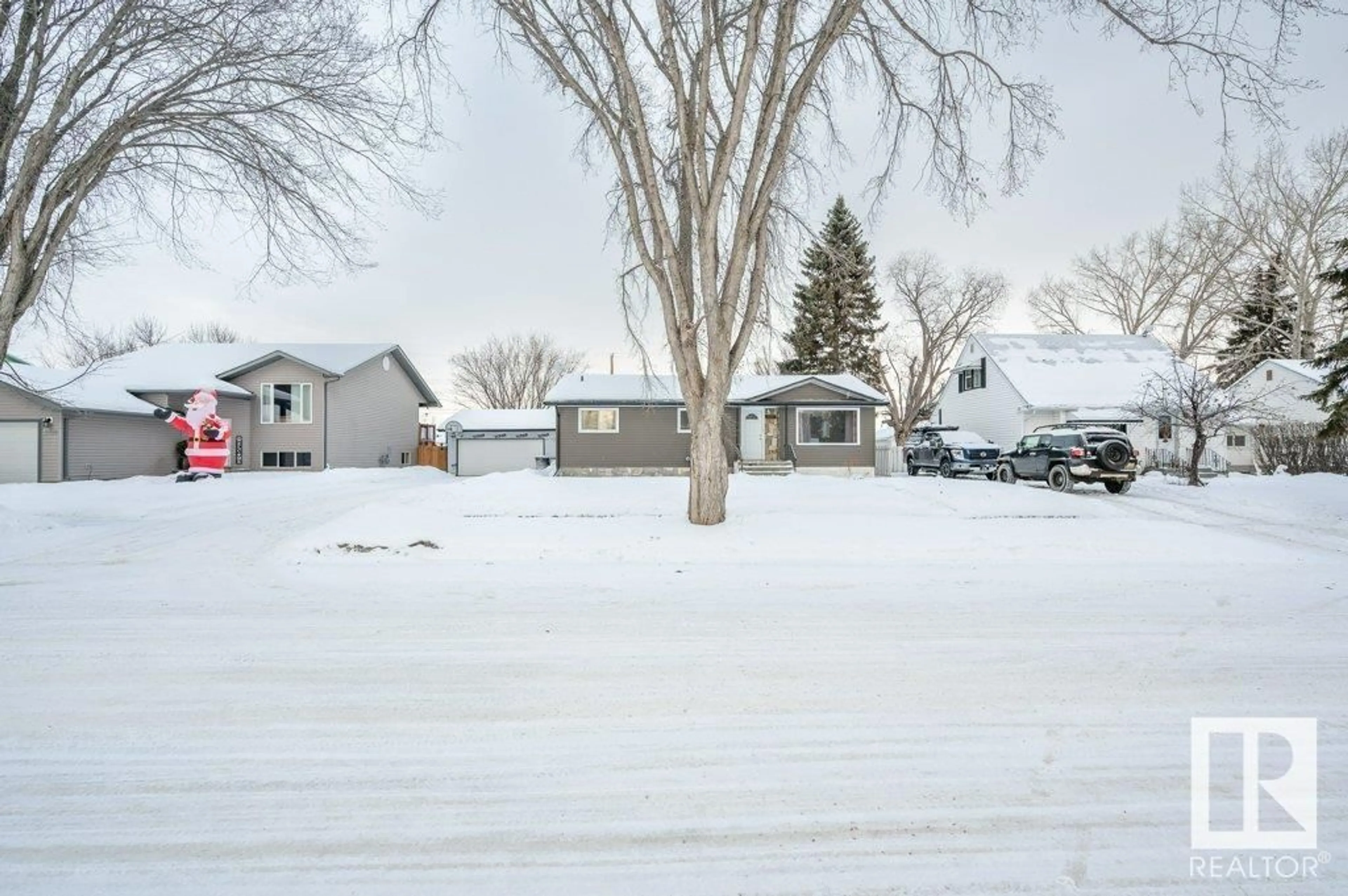 A pic from outside/outdoor area/front of a property/back of a property/a pic from drone, street for 5312 53 AV, Redwater Alberta T0A2W0