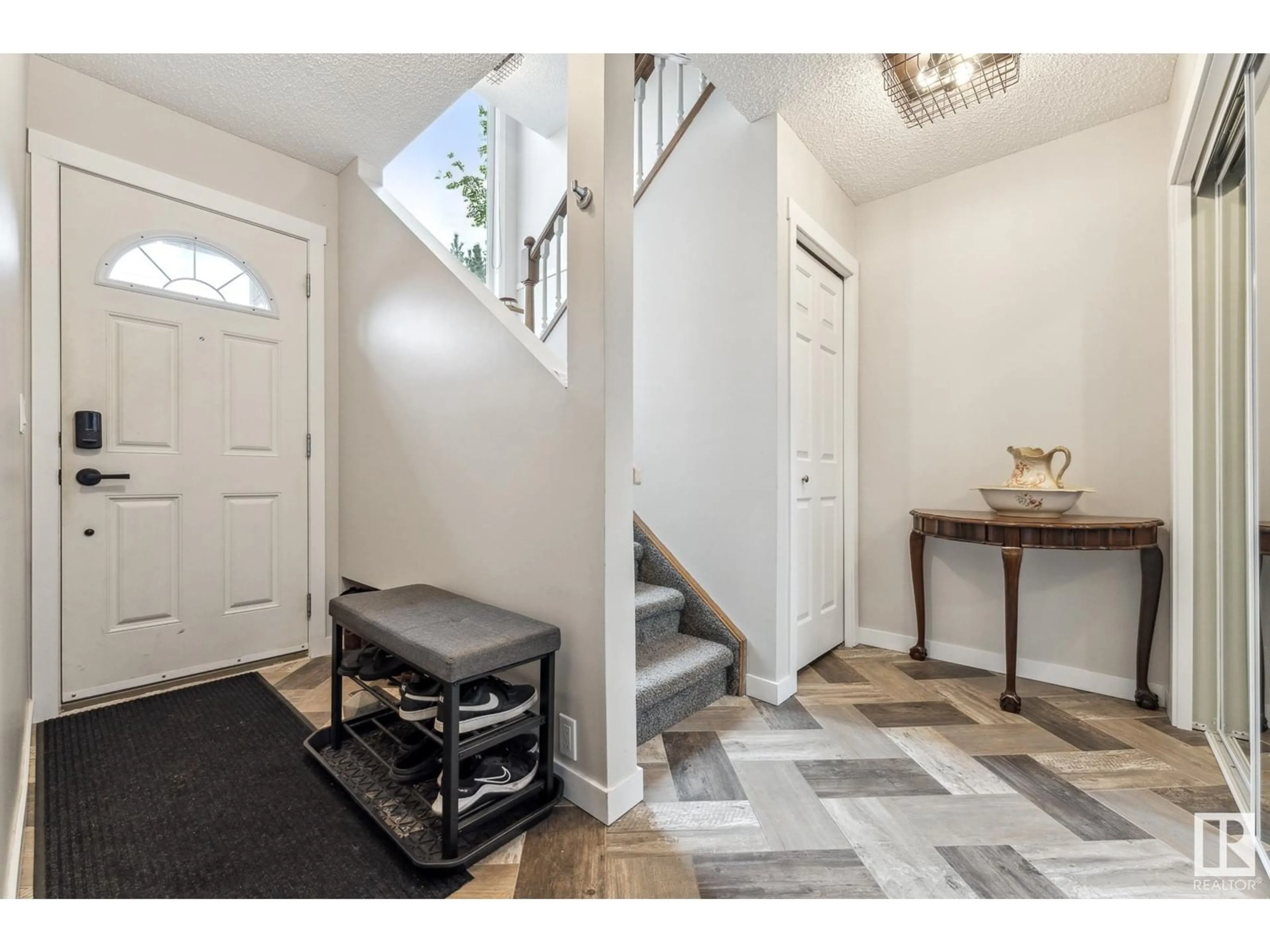 Indoor entryway for #26 1440 SHERWOOD DR, Sherwood Park Alberta T8A4W3