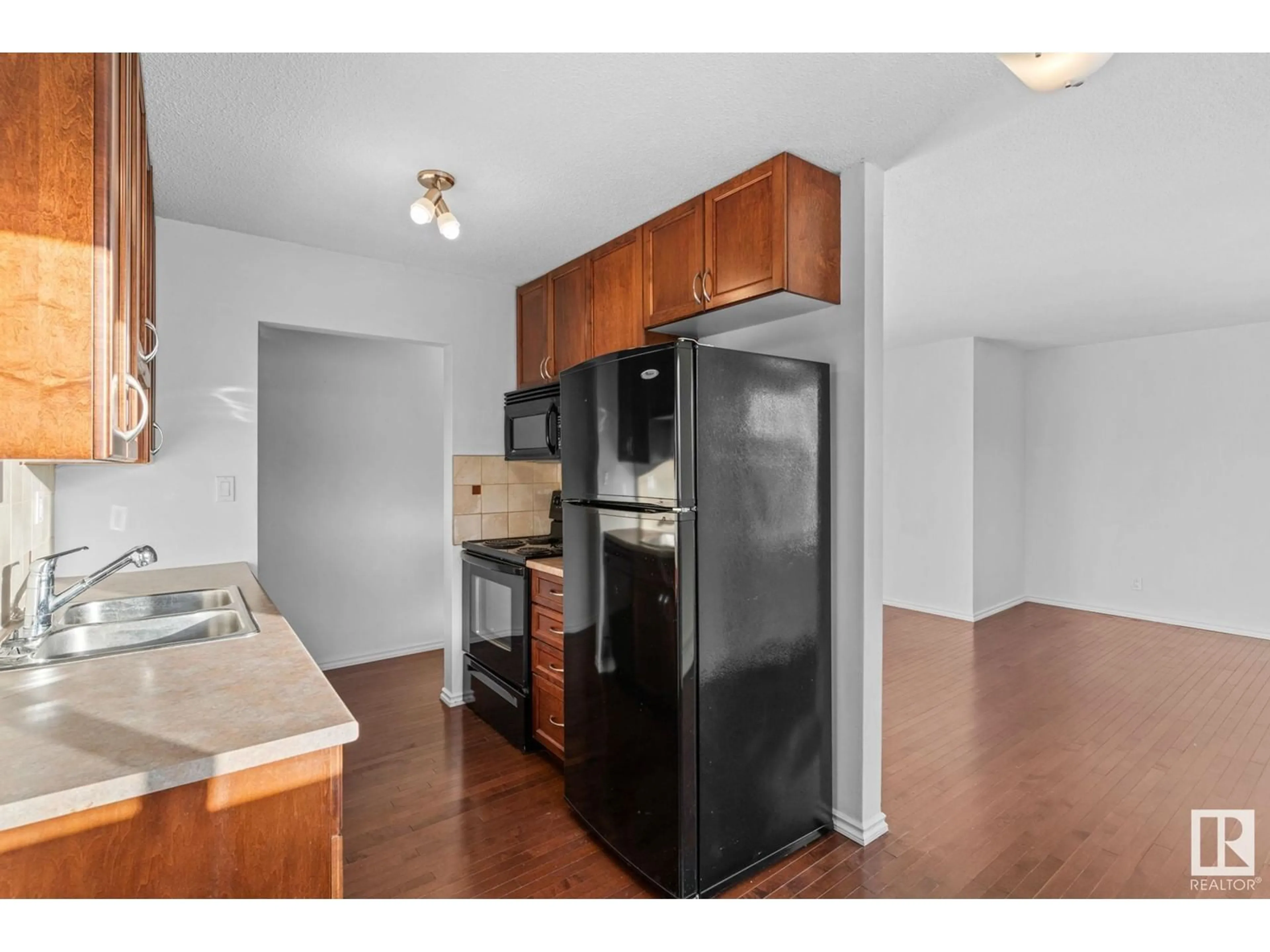 Standard kitchen, unknown for #304 9725 82 AV NW, Edmonton Alberta T6E1Y6