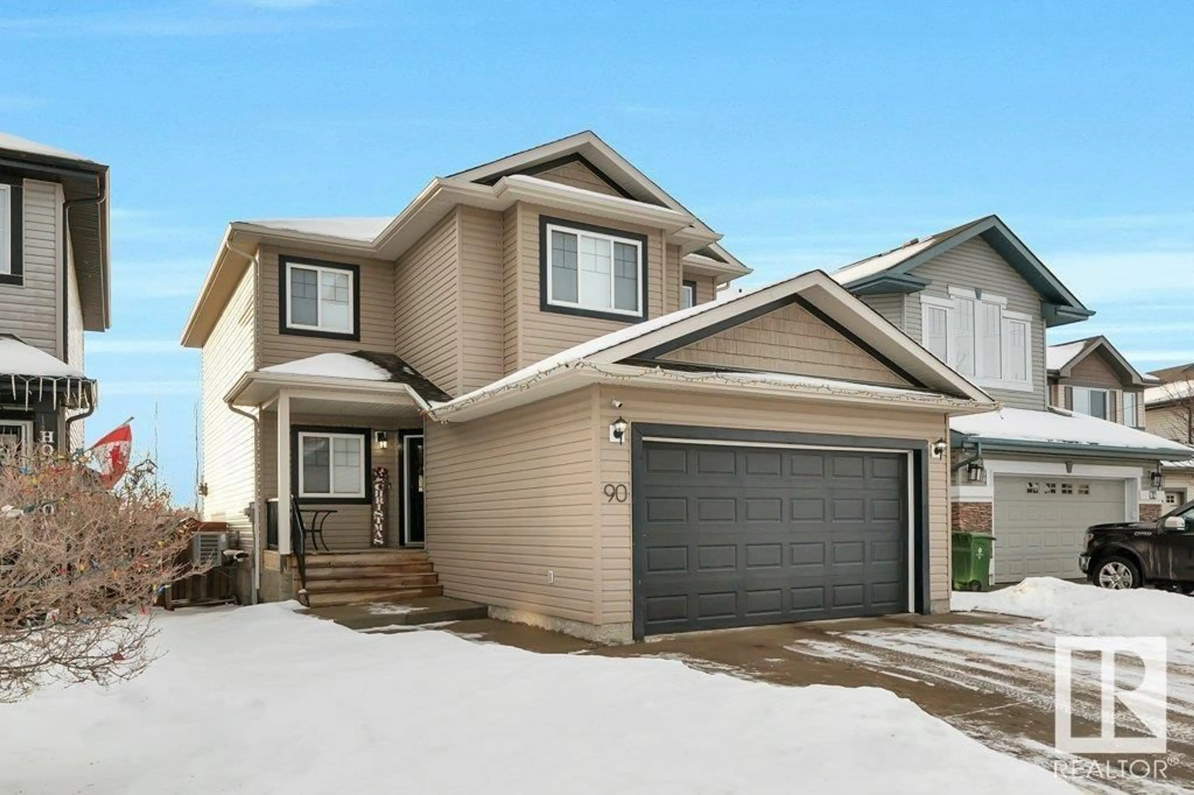 Home with vinyl exterior material, street for 90 Wellington PL, Fort Saskatchewan Alberta T8L0G3