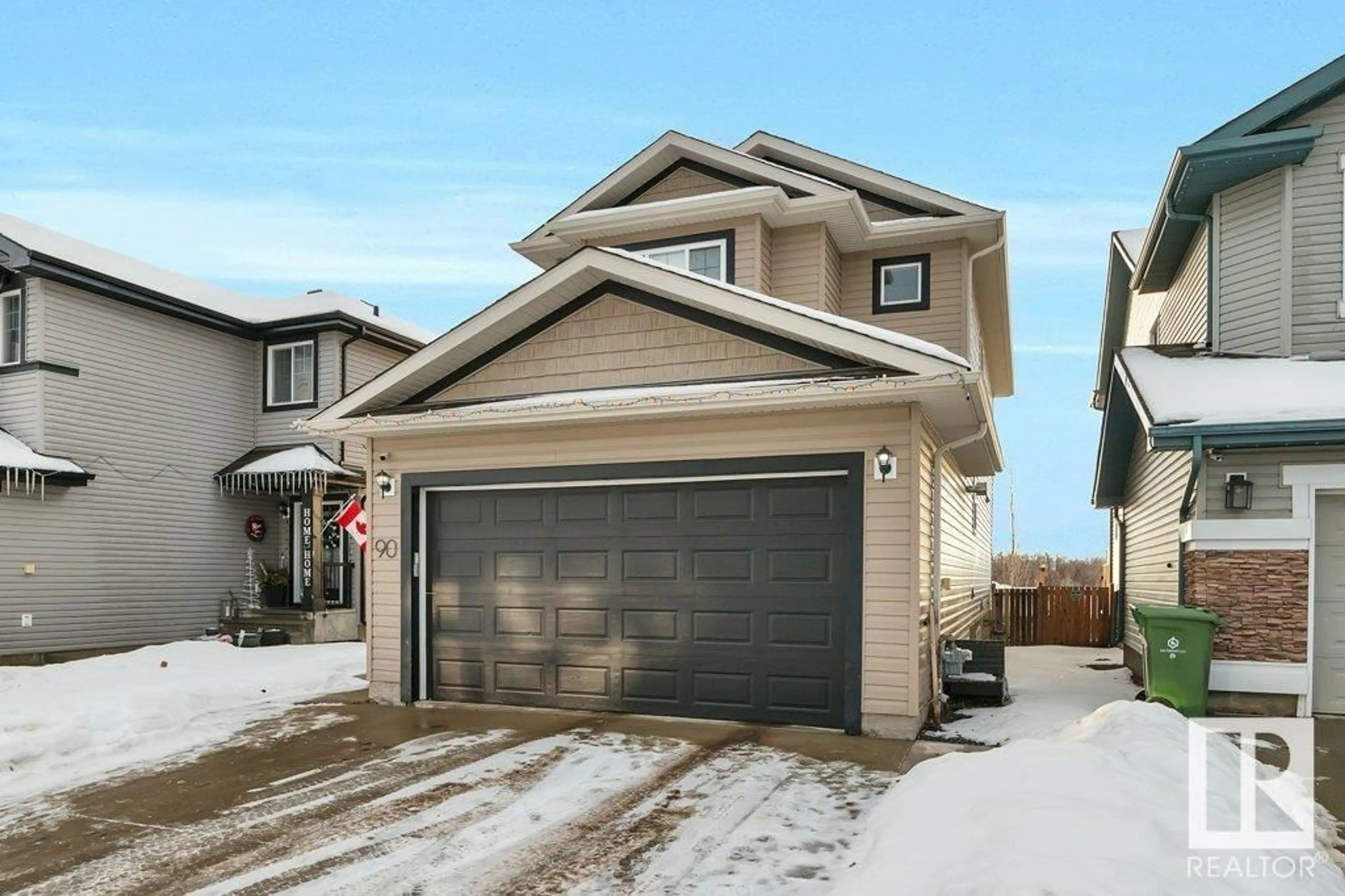 Home with vinyl exterior material, street for 90 Wellington PL, Fort Saskatchewan Alberta T8L0G3