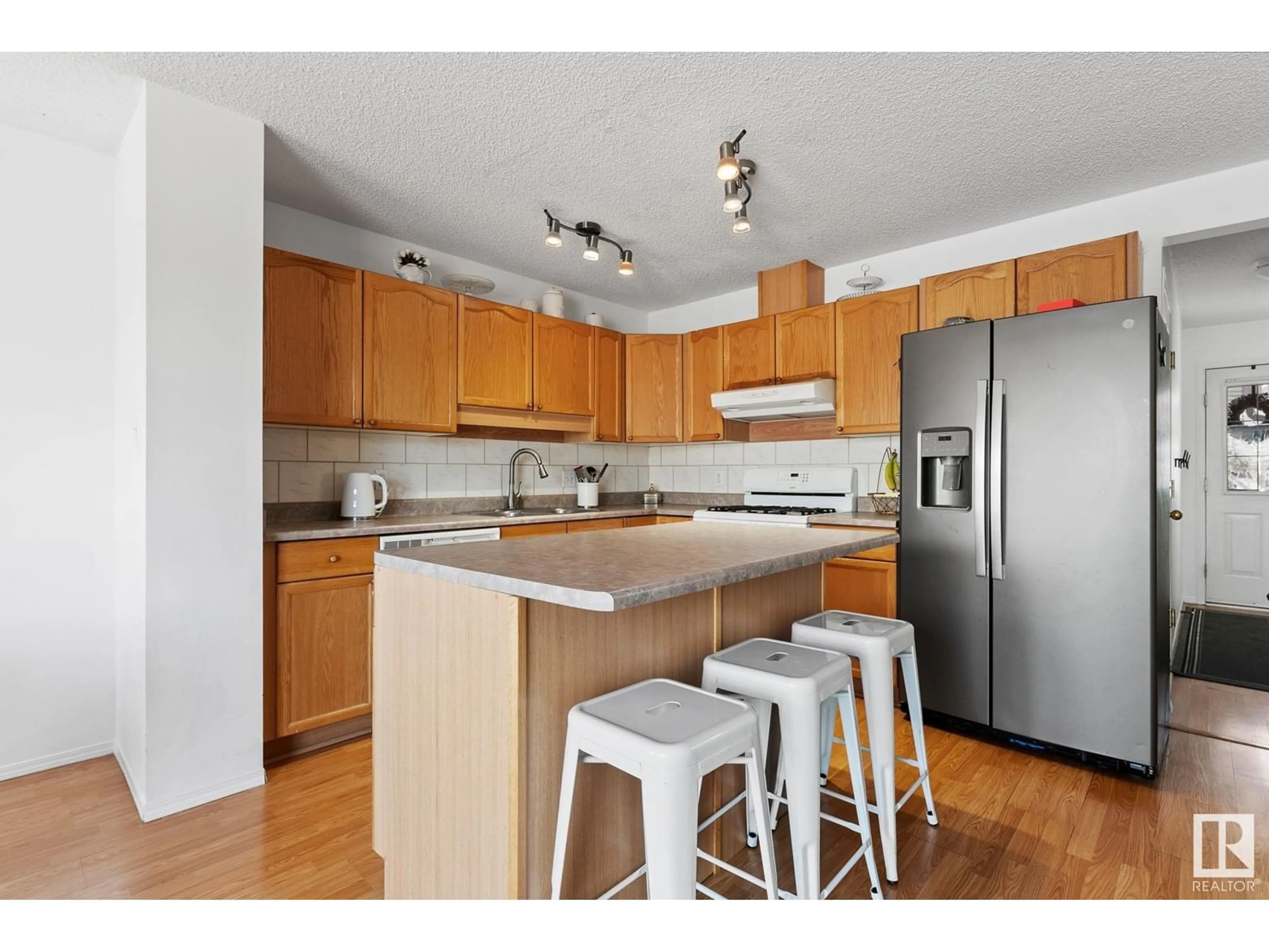 Standard kitchen, wood/laminate floor for 16213 93 ST NW, Edmonton Alberta T5Z3M9