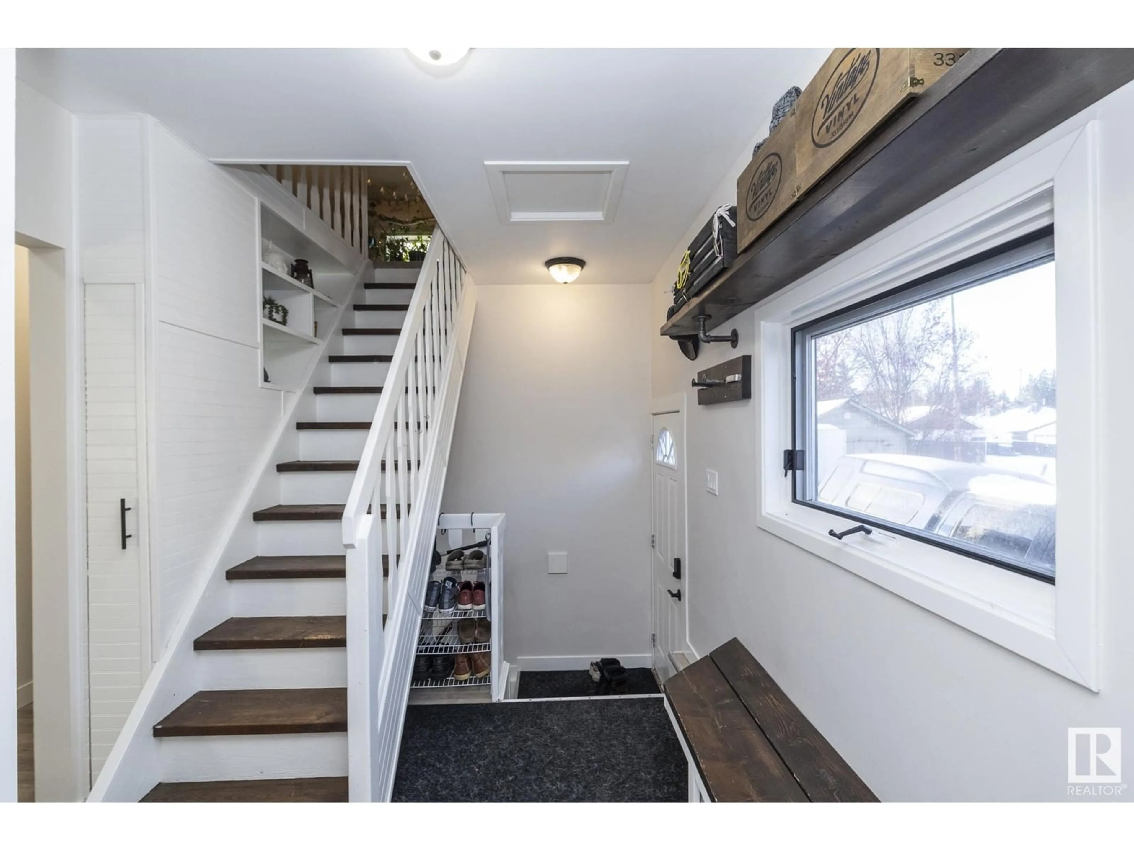 Indoor entryway for 4919 50 AV, Bon Accord Alberta T0A0K0