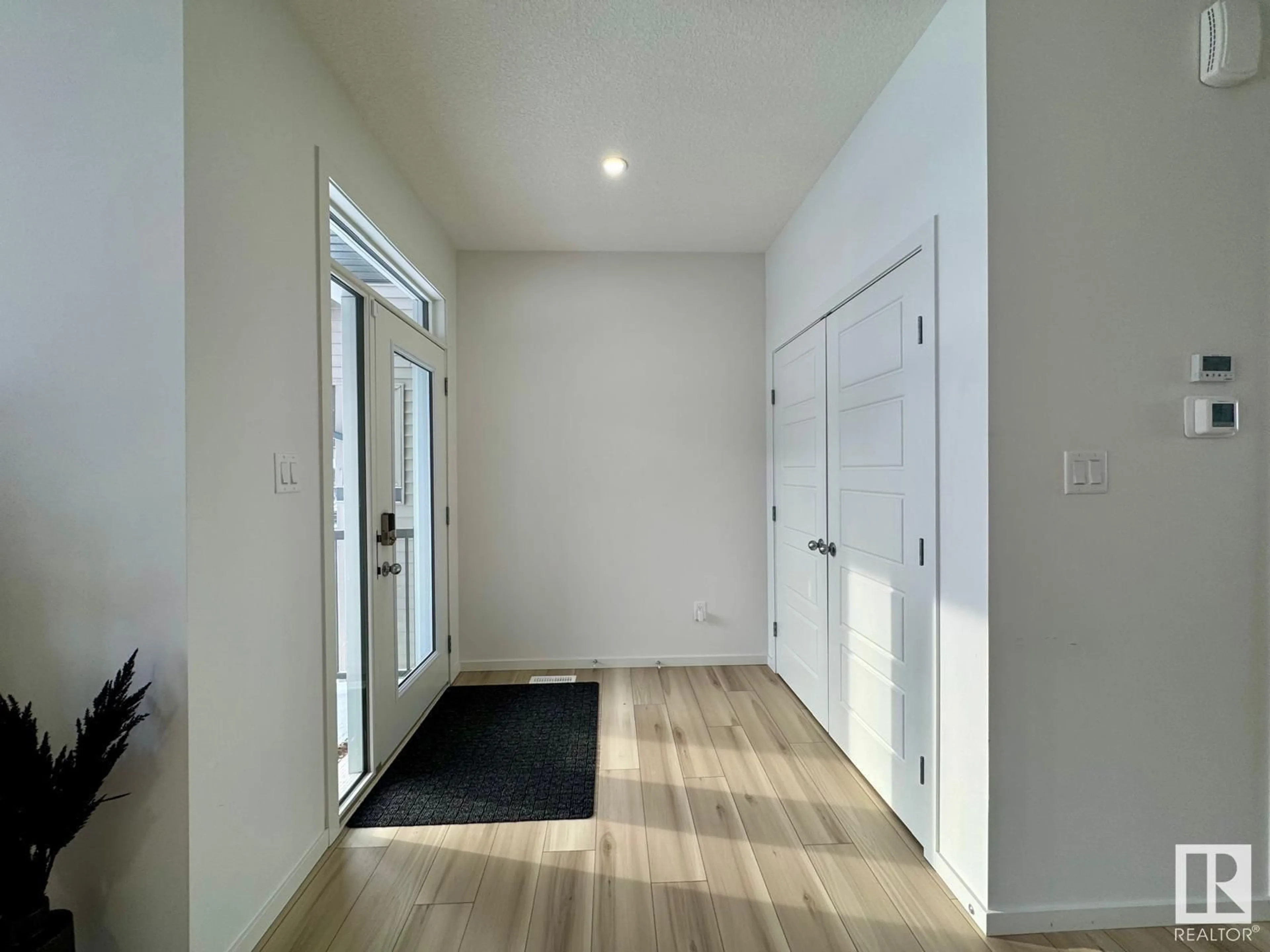 Indoor entryway for 5016 KINNEY LI, Edmonton Alberta T6W5G4