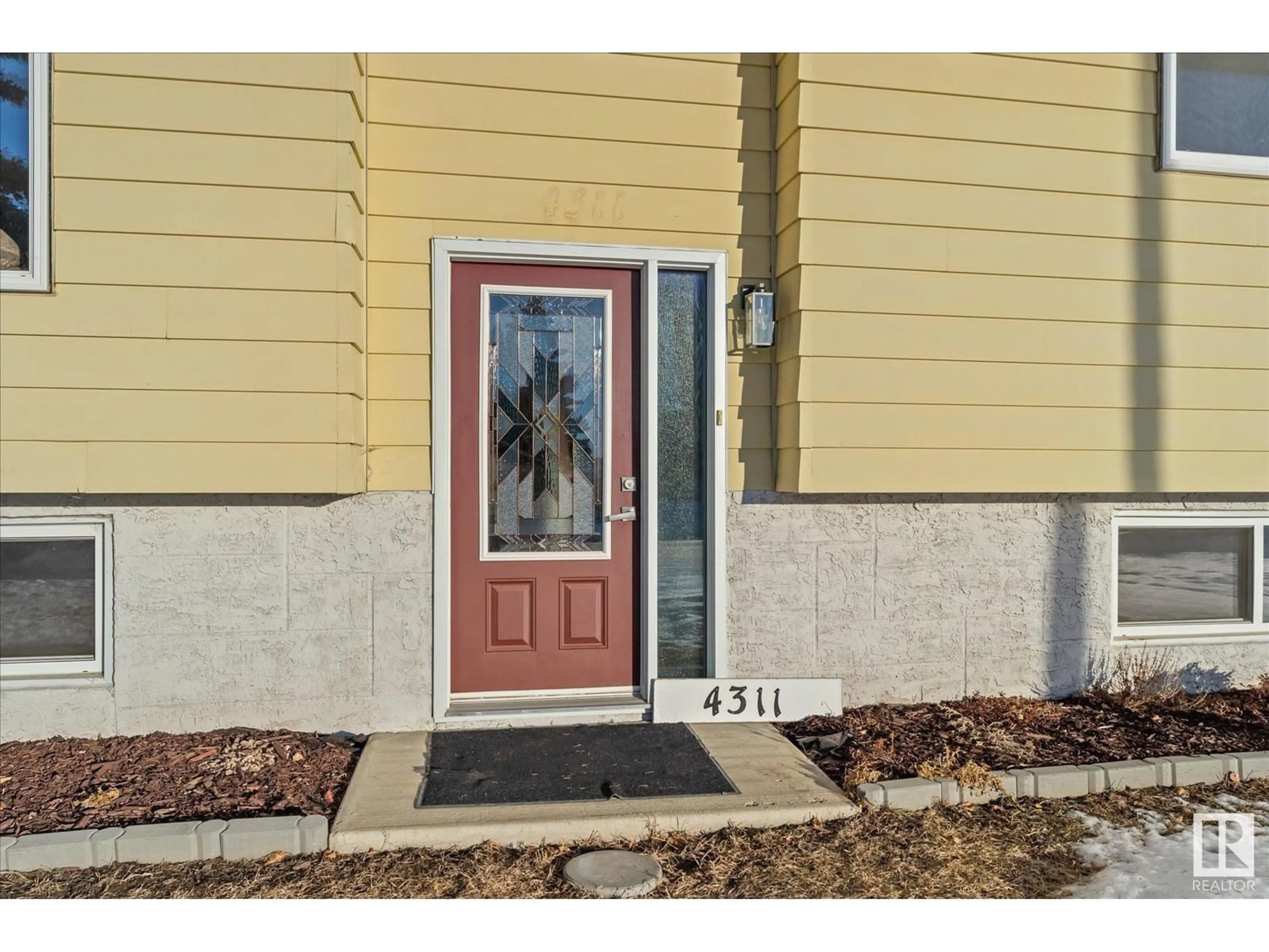 Indoor entryway for 4311 41 AV NW, Stony Plain Alberta T7Z1J6