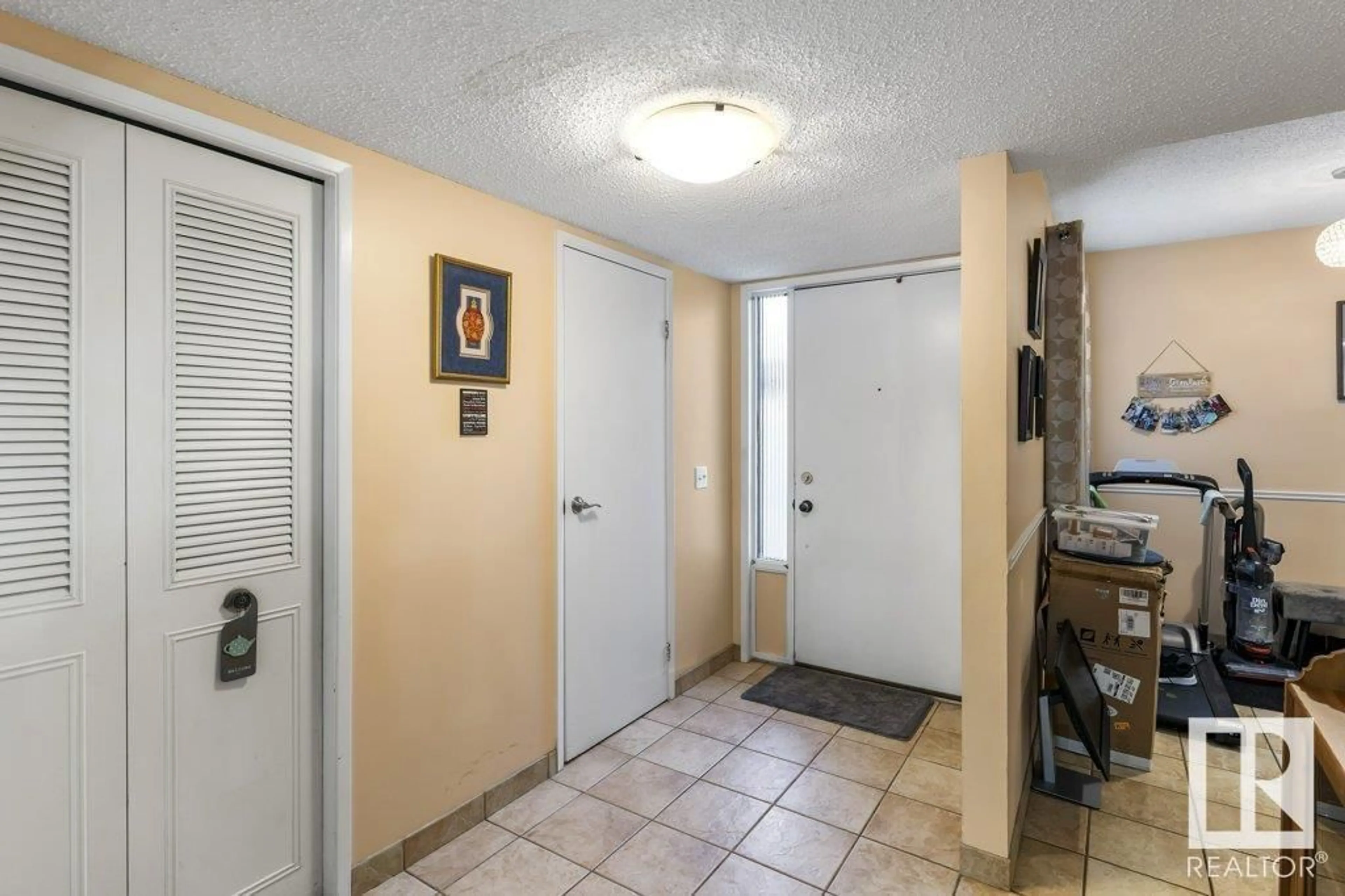 Indoor entryway for 30 GRANDIN WOODS ES, St. Albert Alberta T8N2H4