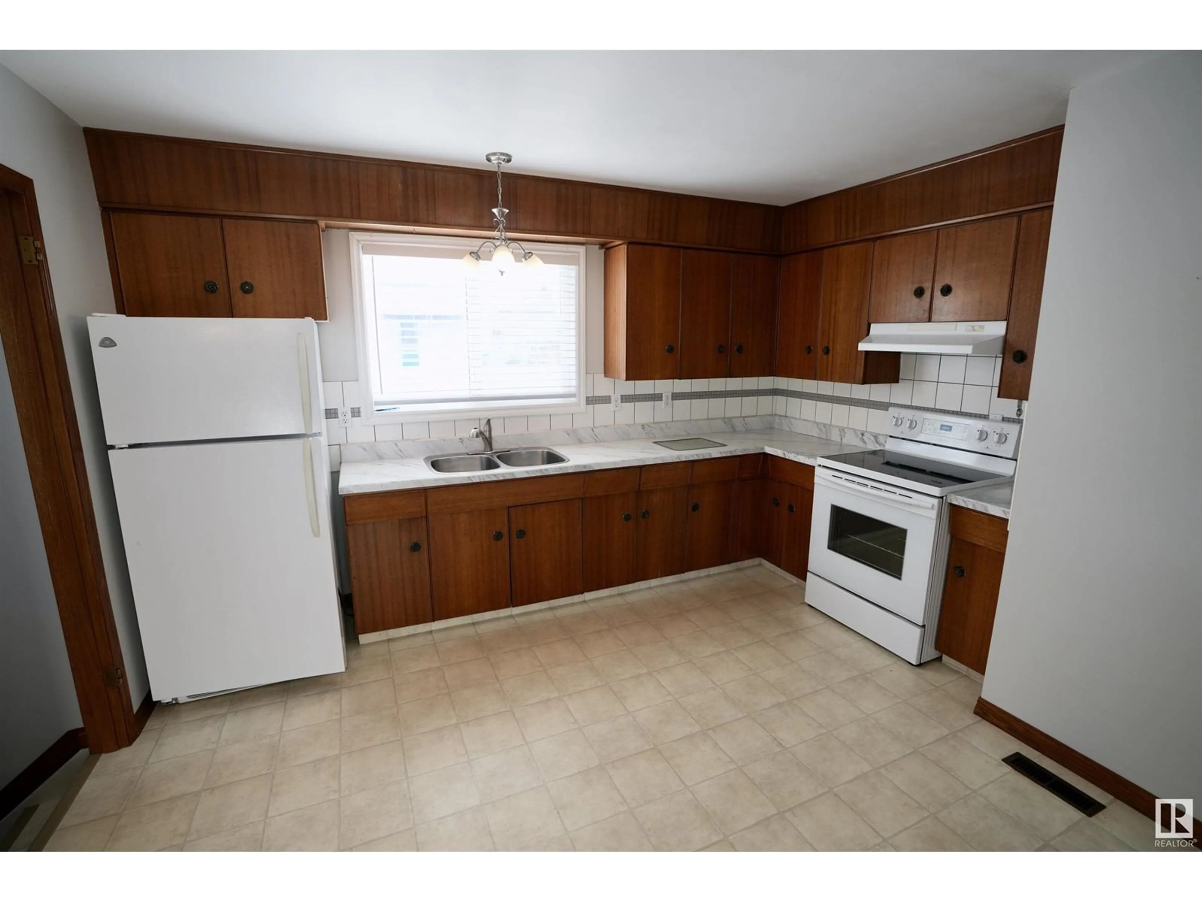 Standard kitchen, unknown for 4513 51 AV, St. Paul Town Alberta T0A3A2