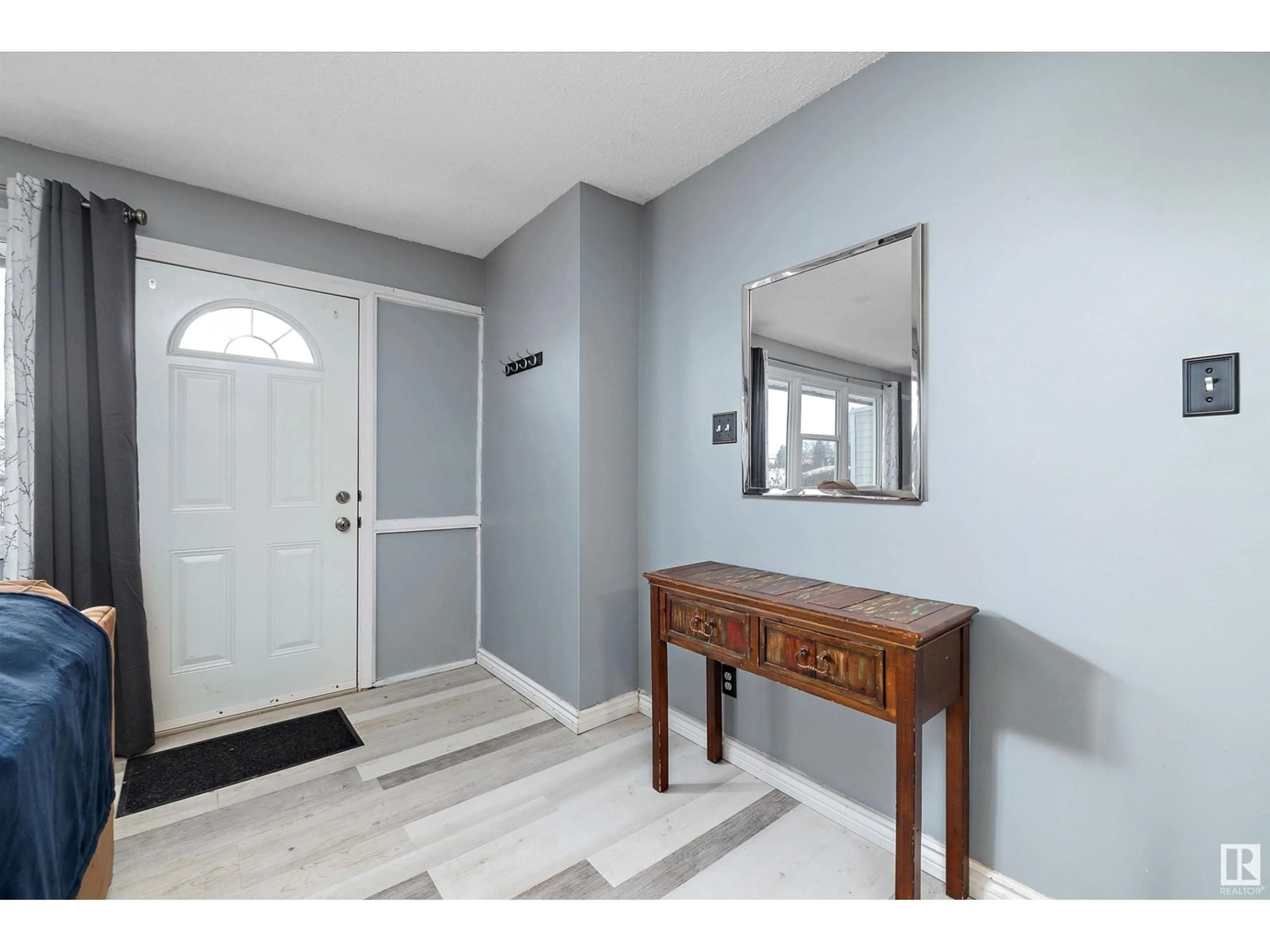 Indoor entryway for 105 VILLAGE ON THE GREEN GR NW, Edmonton Alberta T5A1H2