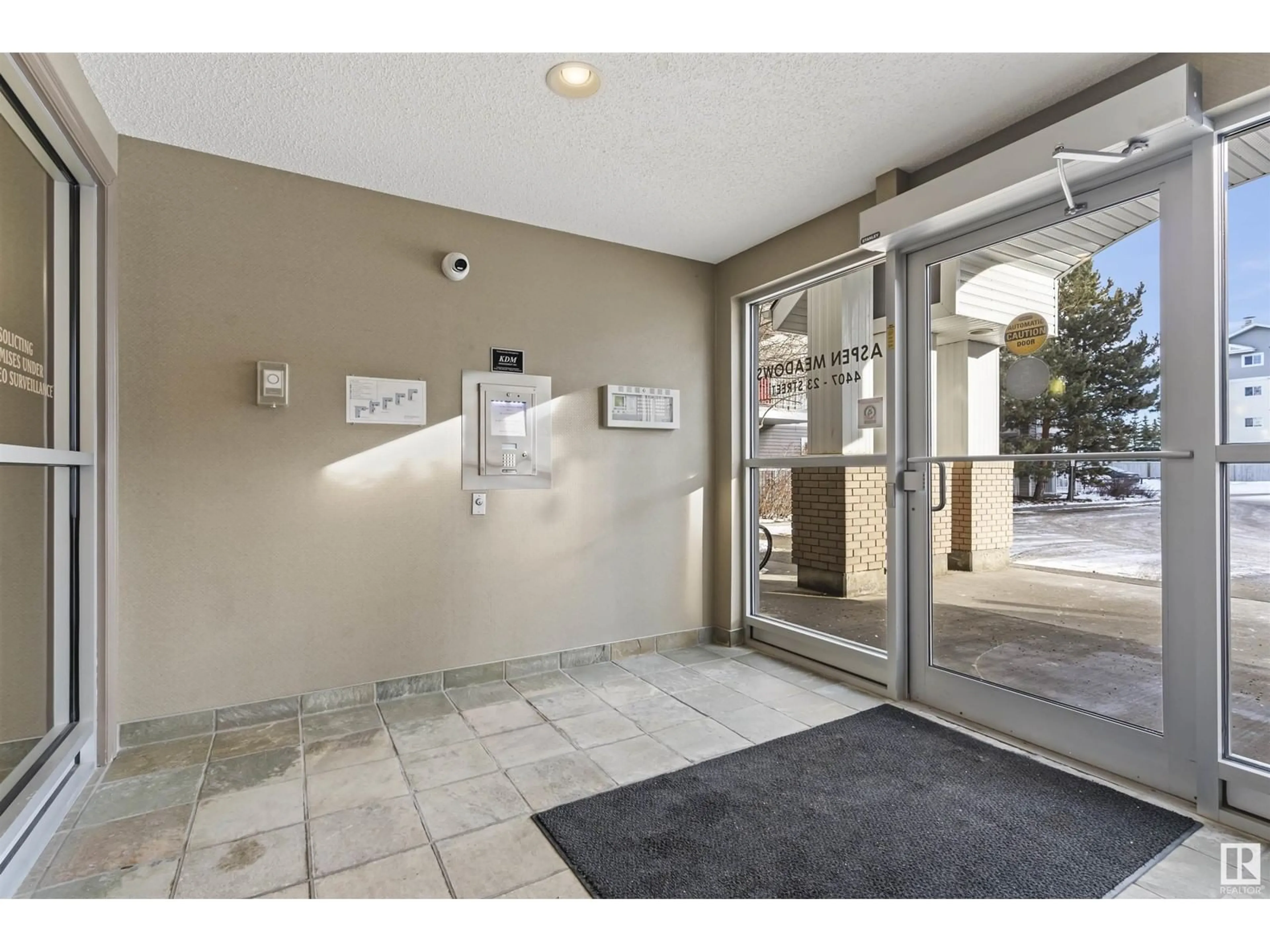 Indoor foyer for #109 4407 23 ST NW, Edmonton Alberta T6T0B6